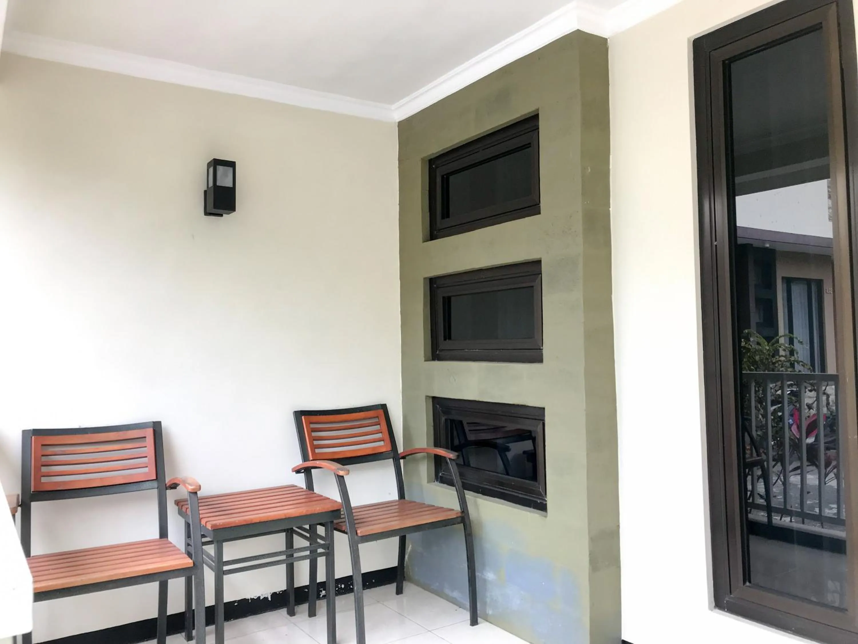 Seating area in Selorejo Resort Mitra RedDoorz