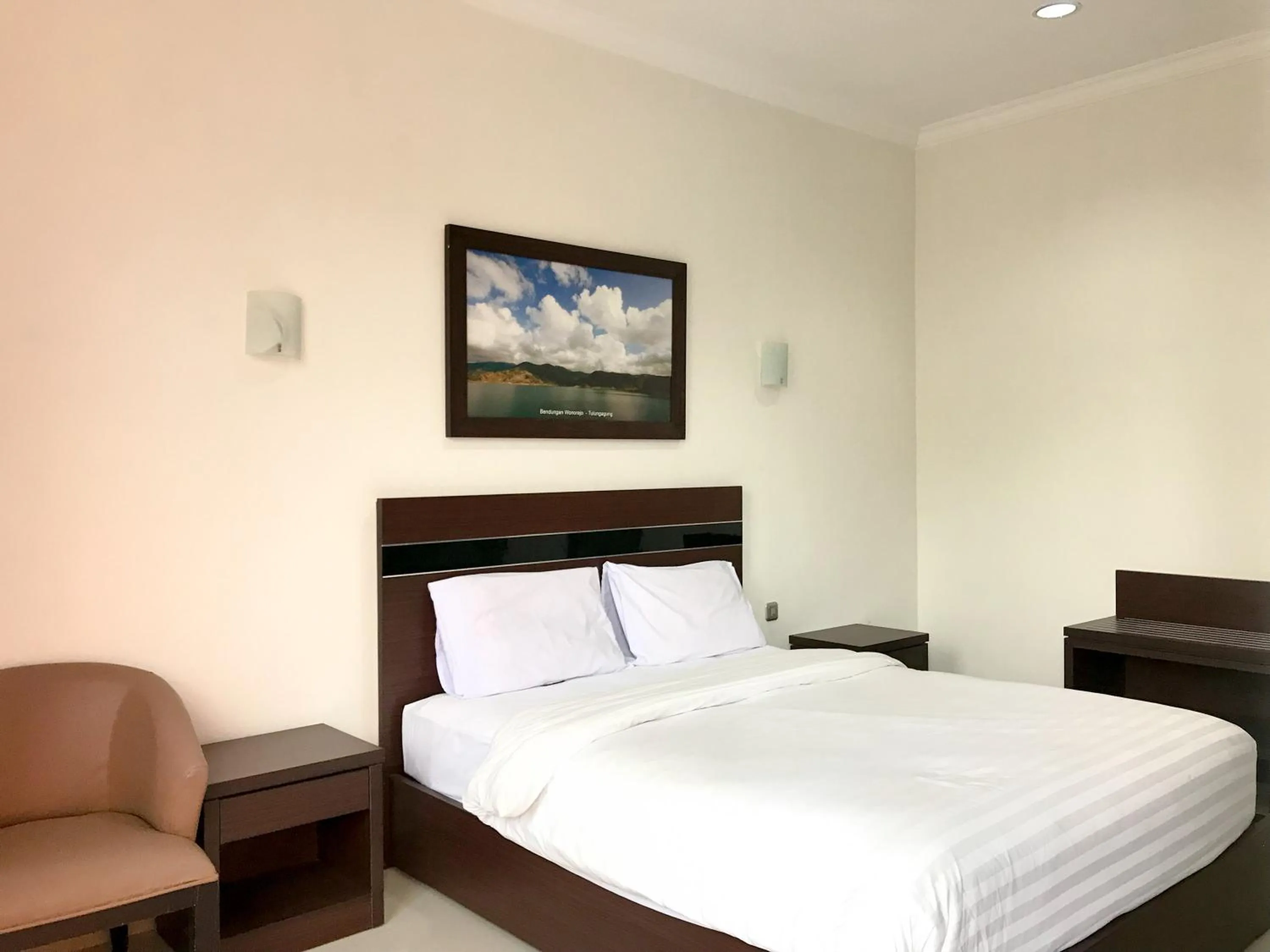 Bedroom, Bed in Selorejo Resort Mitra RedDoorz