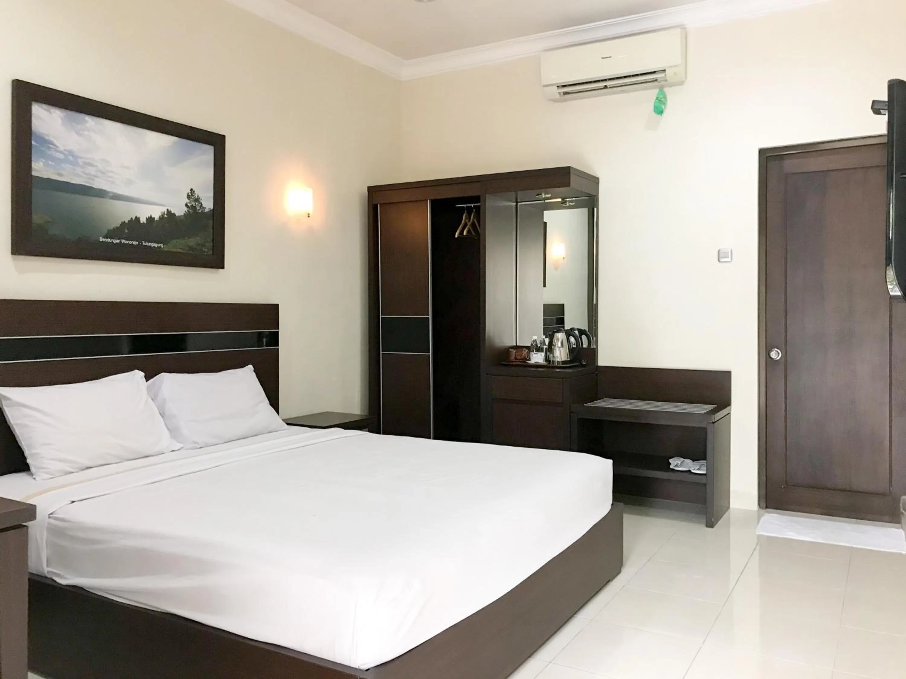 Bedroom, Bed in Selorejo Resort Mitra RedDoorz