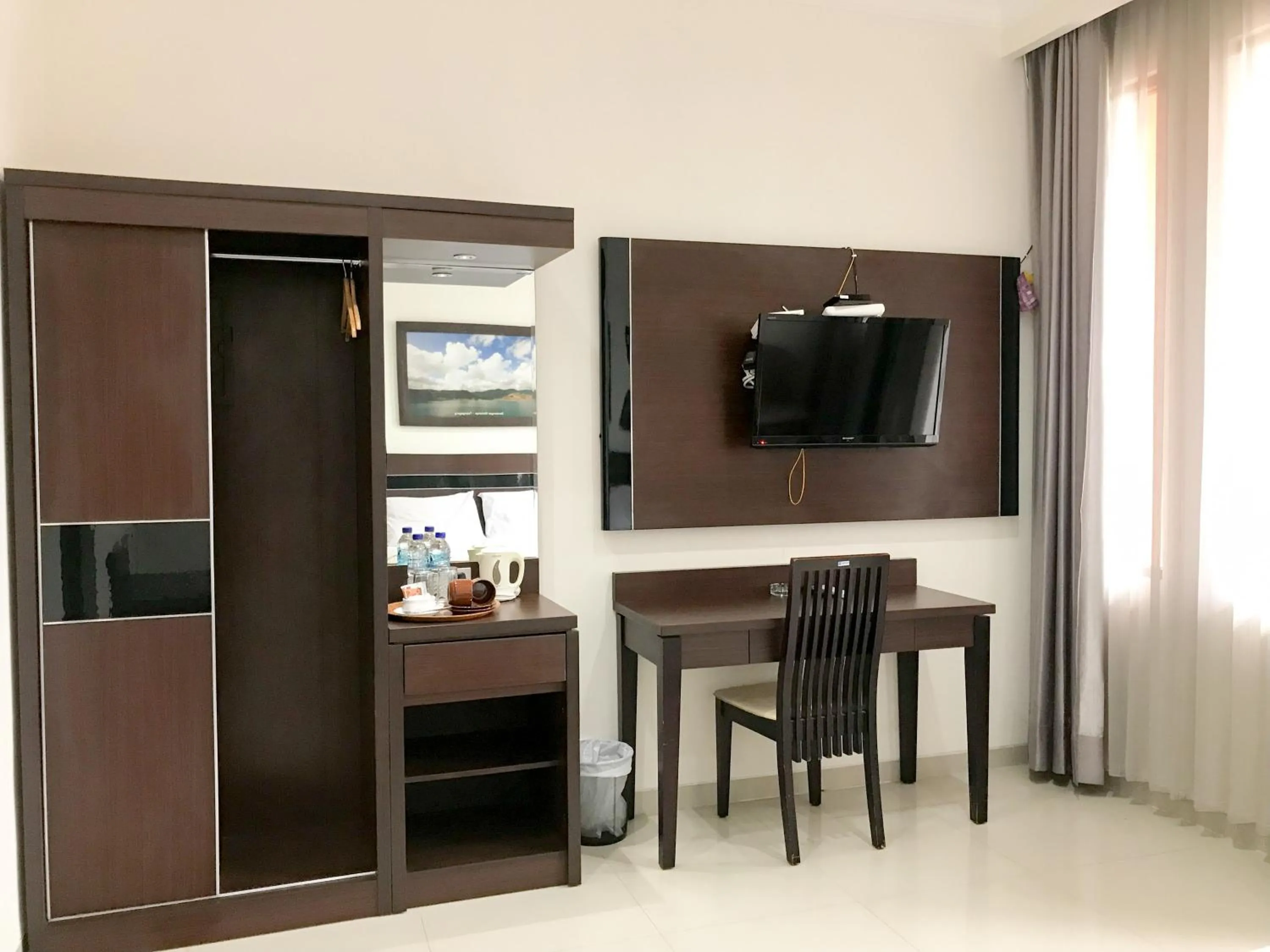 TV and multimedia in Selorejo Resort Mitra RedDoorz