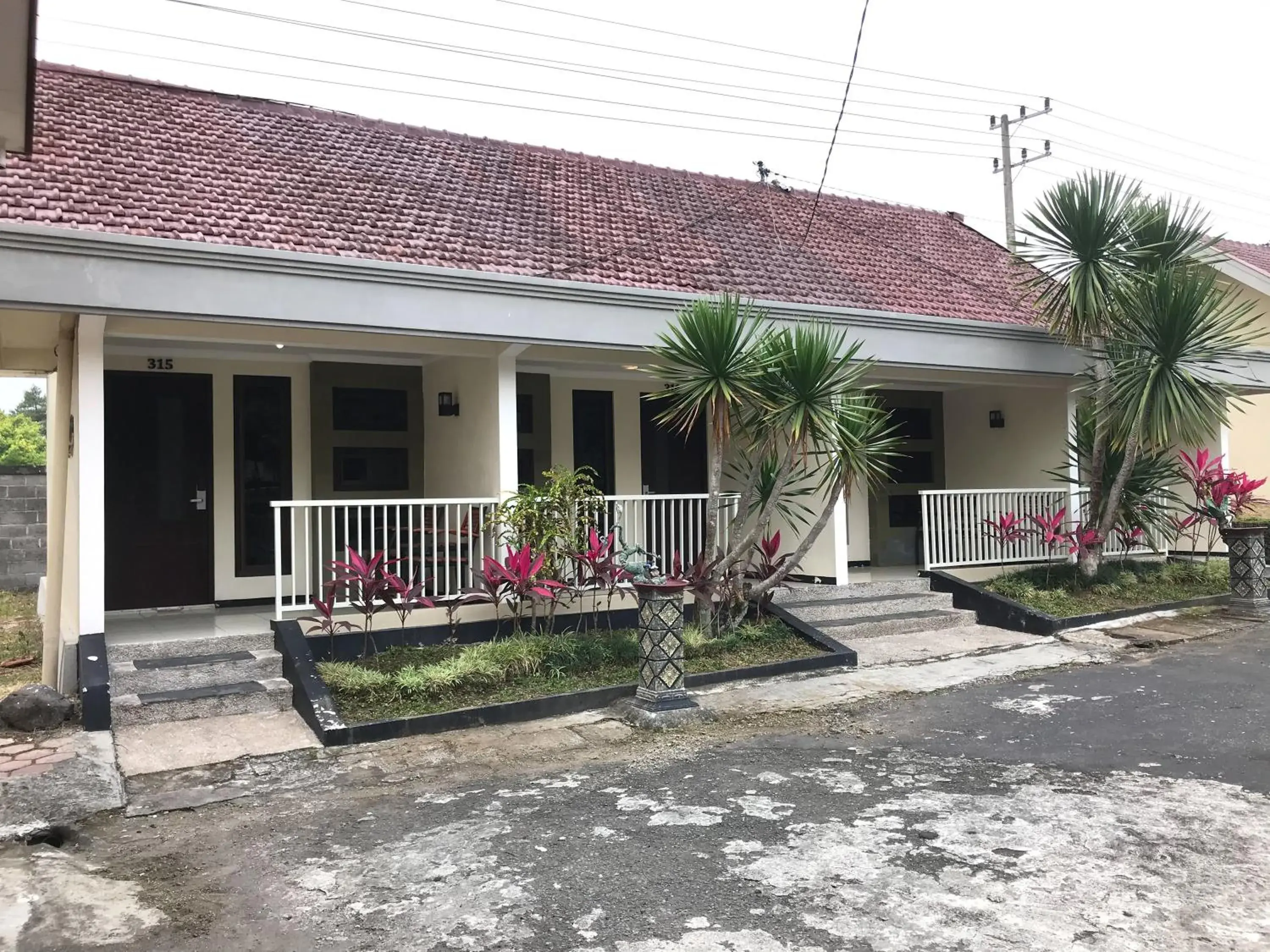 Property building in Selorejo Resort Mitra RedDoorz Property building in Selorejo Resort Mitra RedDoorz