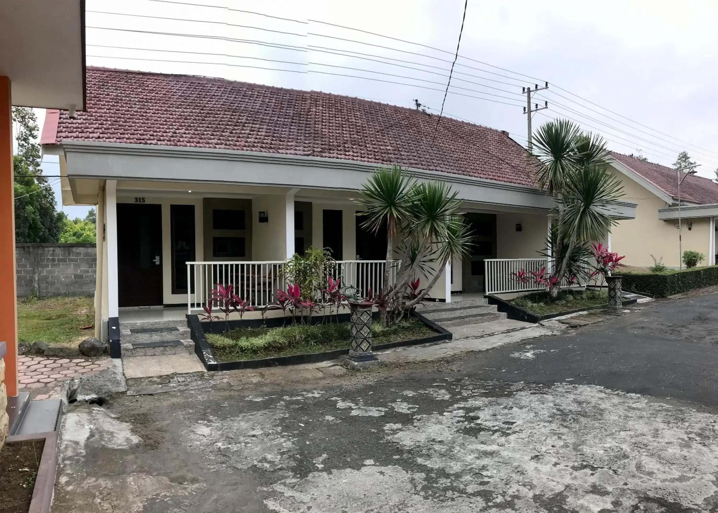 Property building in Selorejo Resort Mitra RedDoorz Property building in Selorejo Resort Mitra RedDoorz