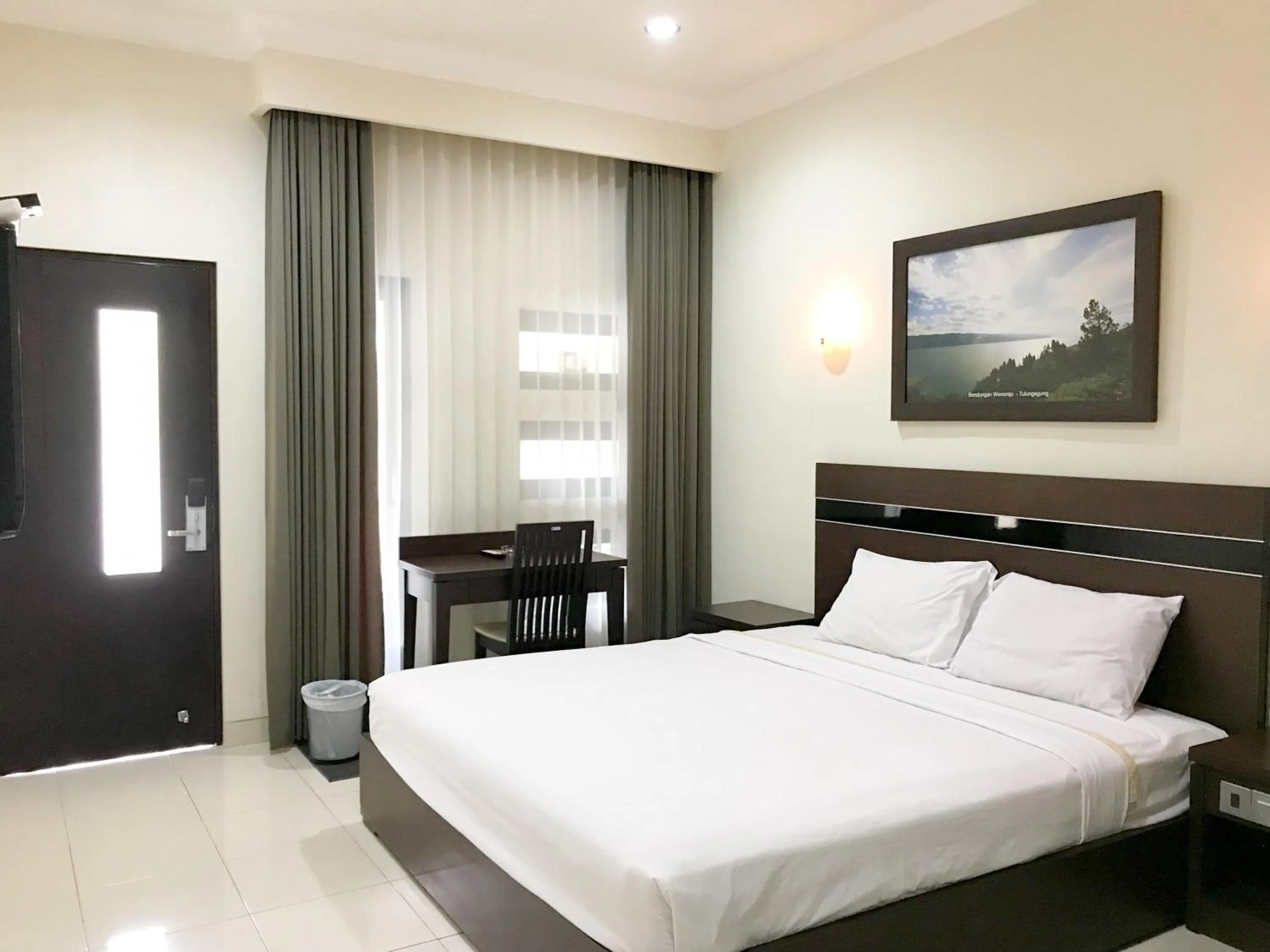 Bedroom, Bed in Selorejo Resort Mitra RedDoorz