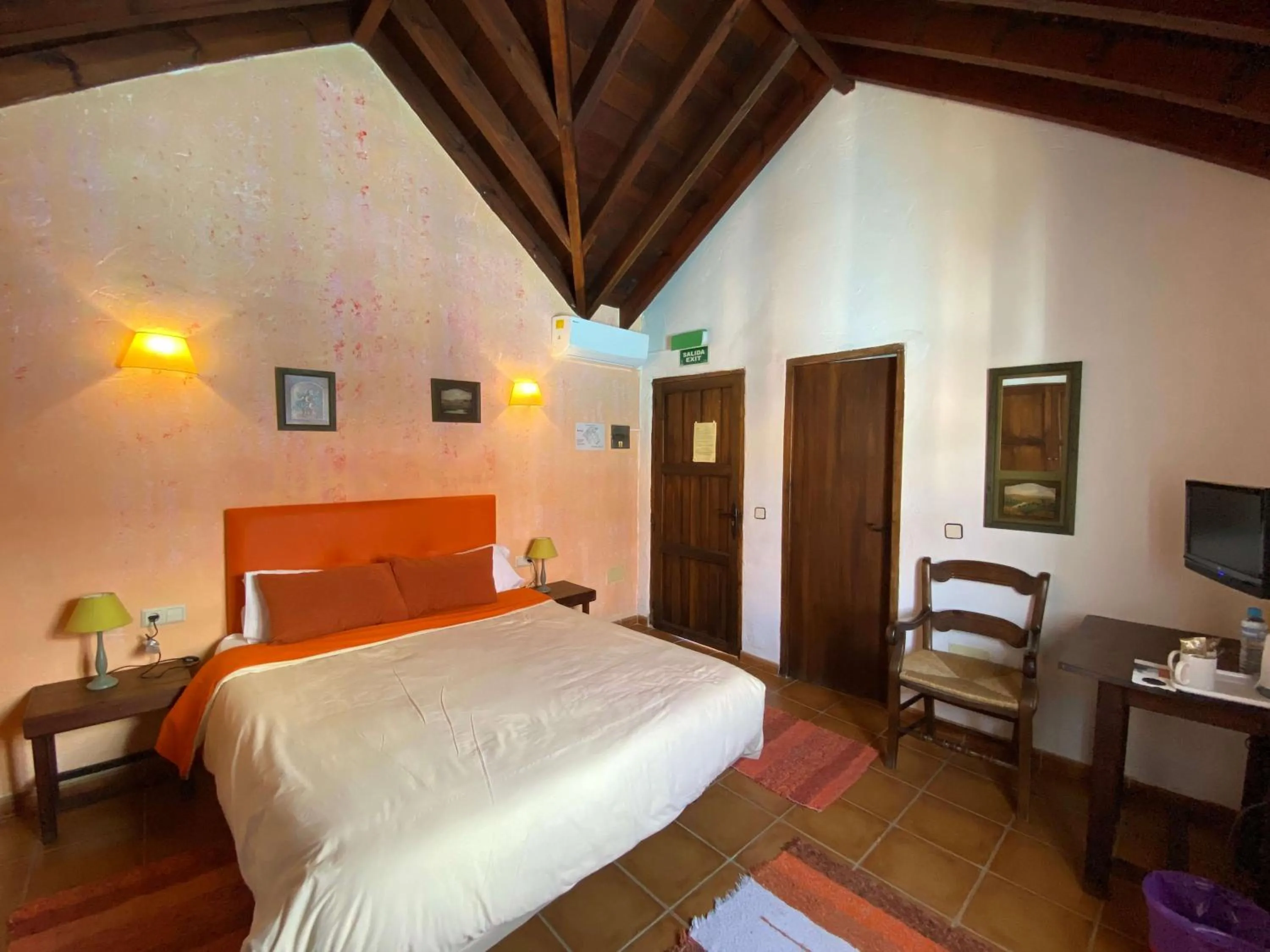 Photo of the whole room, Bed in Hotel Restaurante Bandolero