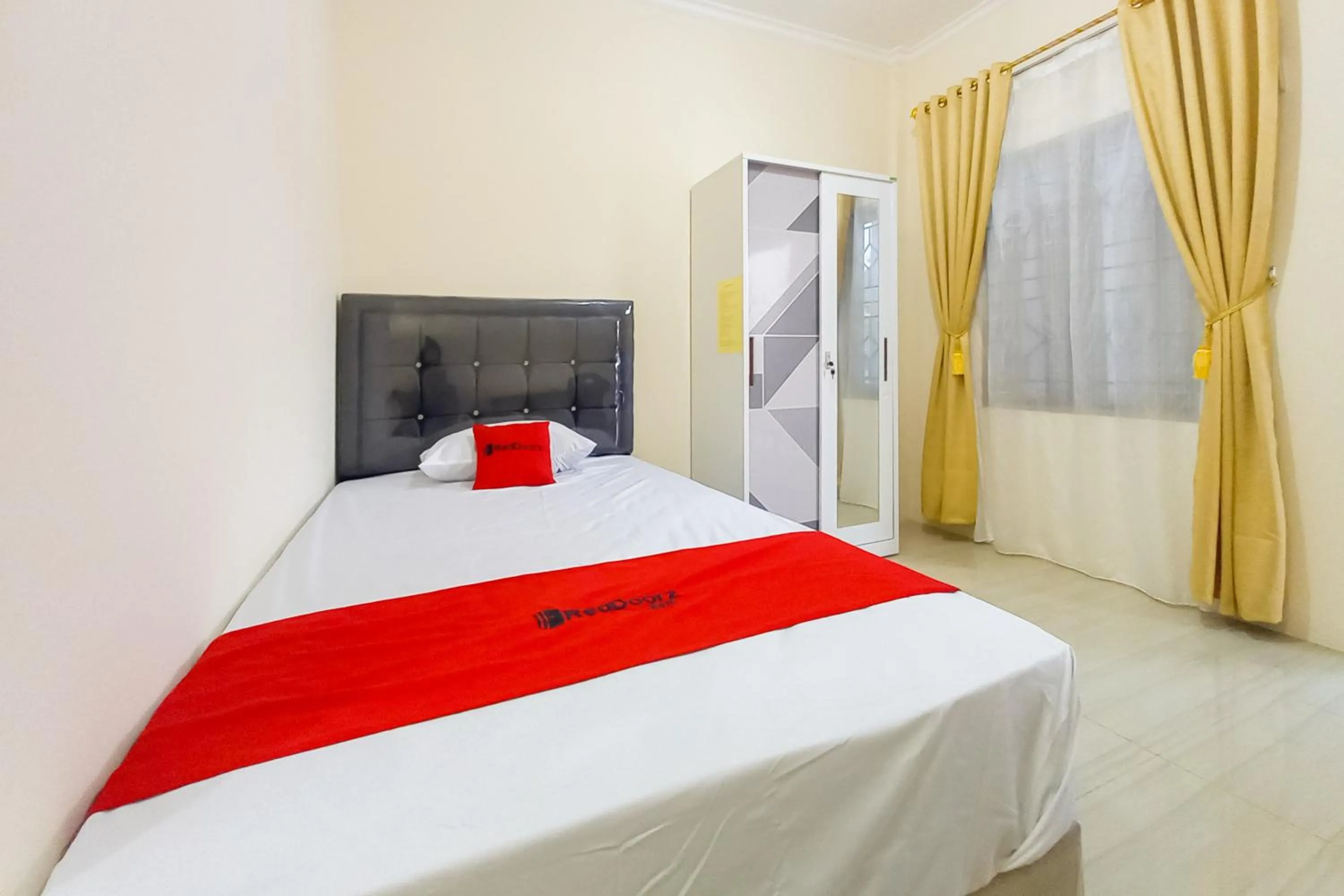 Bedroom, Bed in RedDoorz Syariah near JBC Jambi
