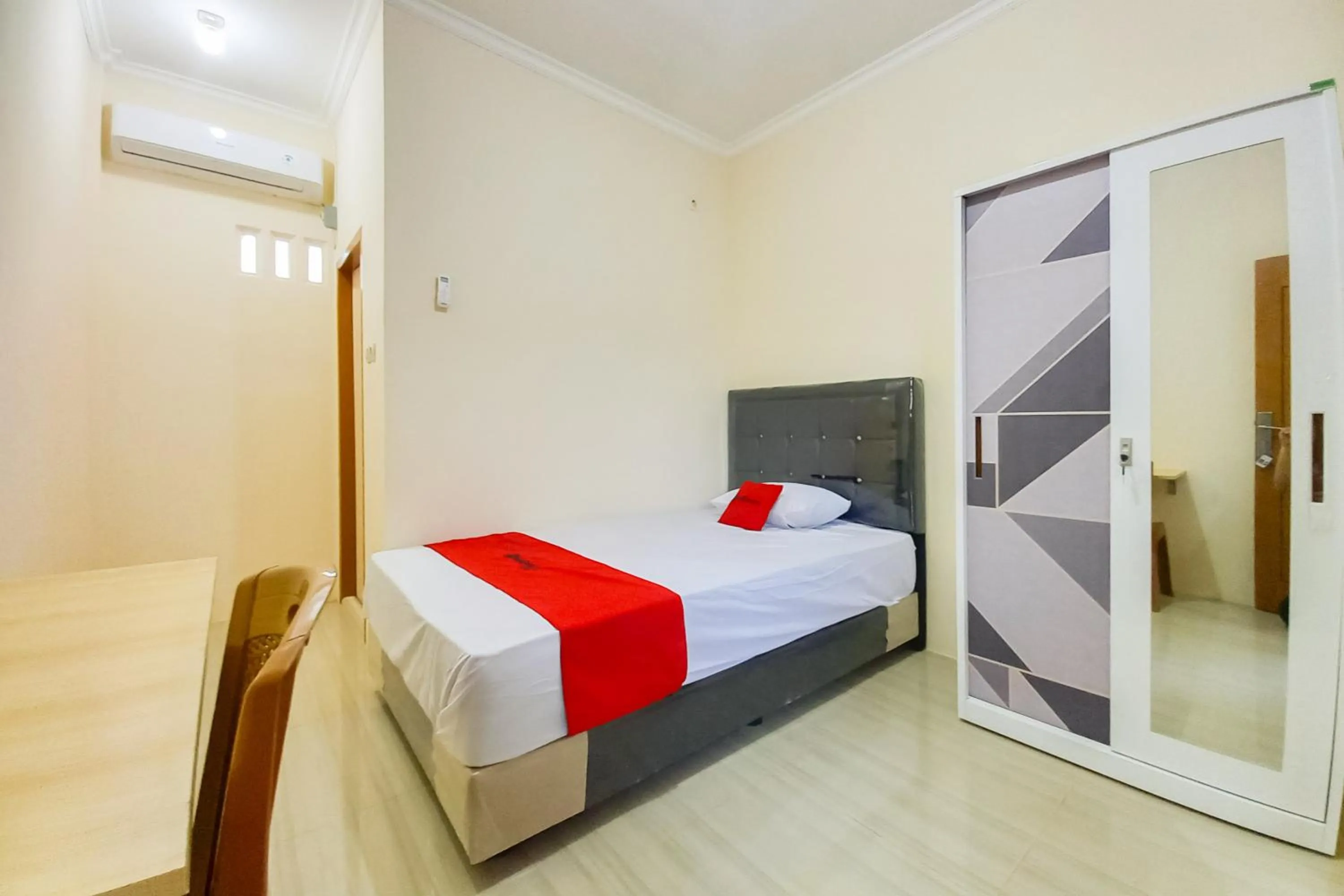 Bedroom, Bed in RedDoorz Syariah near JBC Jambi