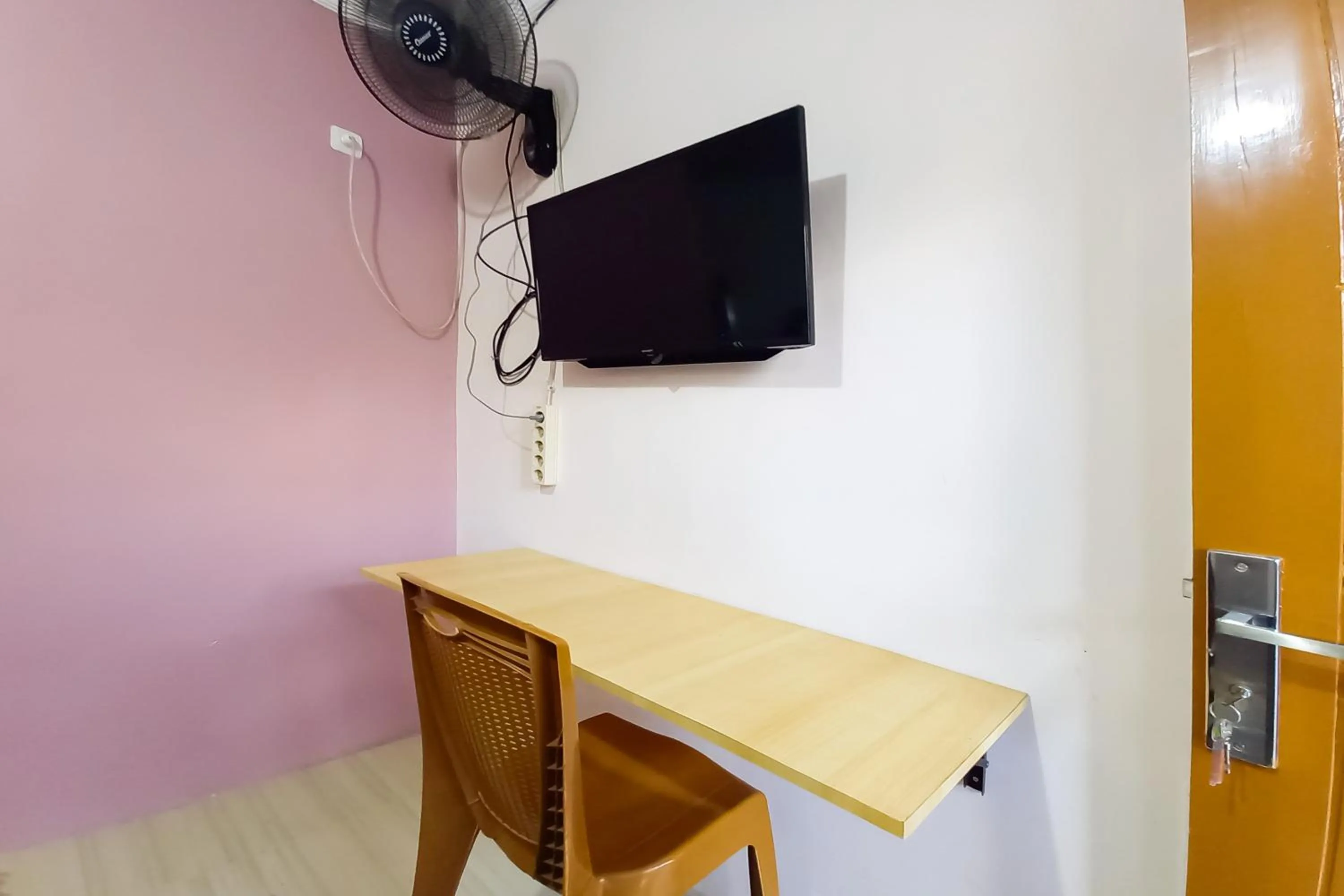 TV and multimedia in RedDoorz Syariah near JBC Jambi