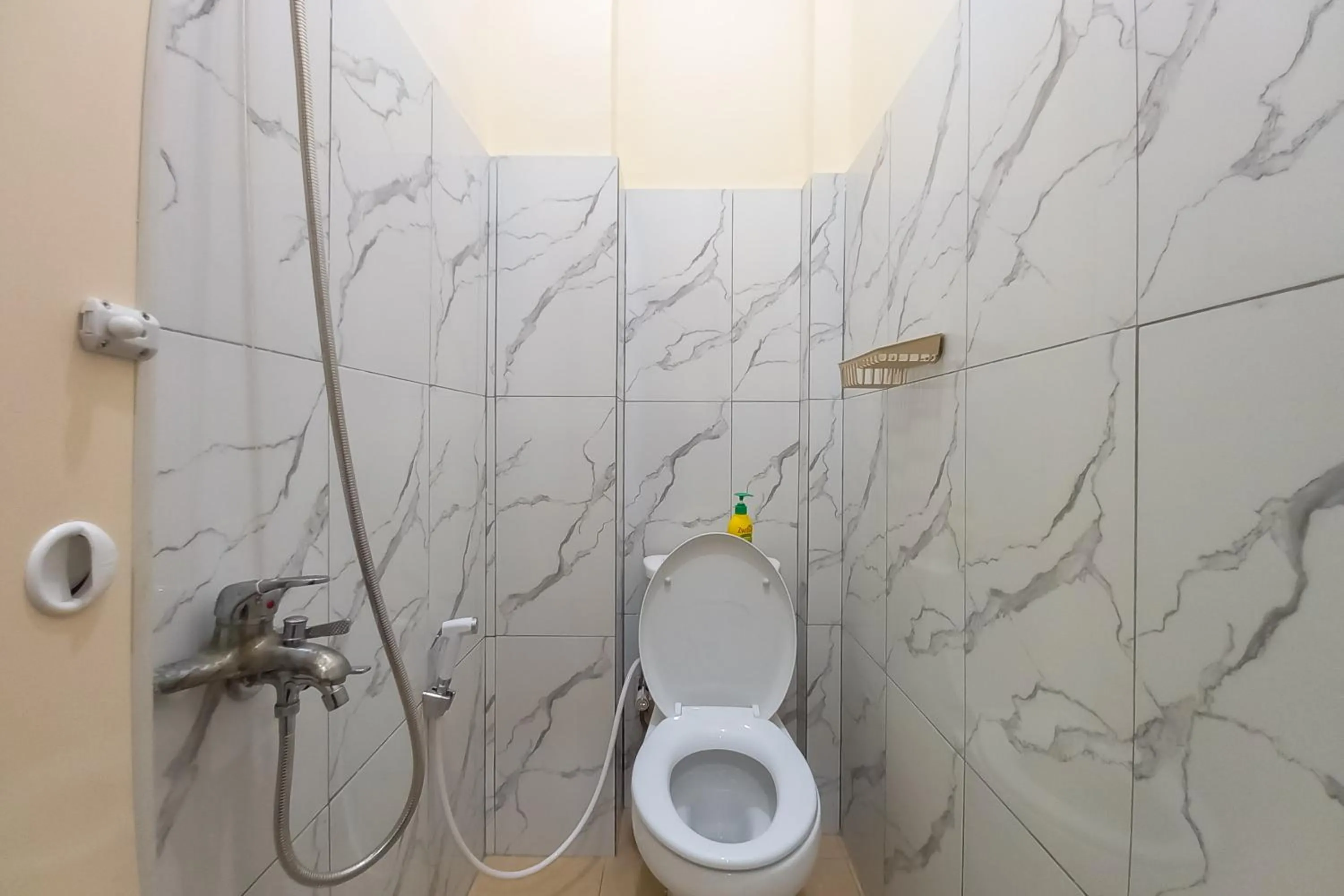 Bathroom in RedDoorz Syariah near JBC Jambi