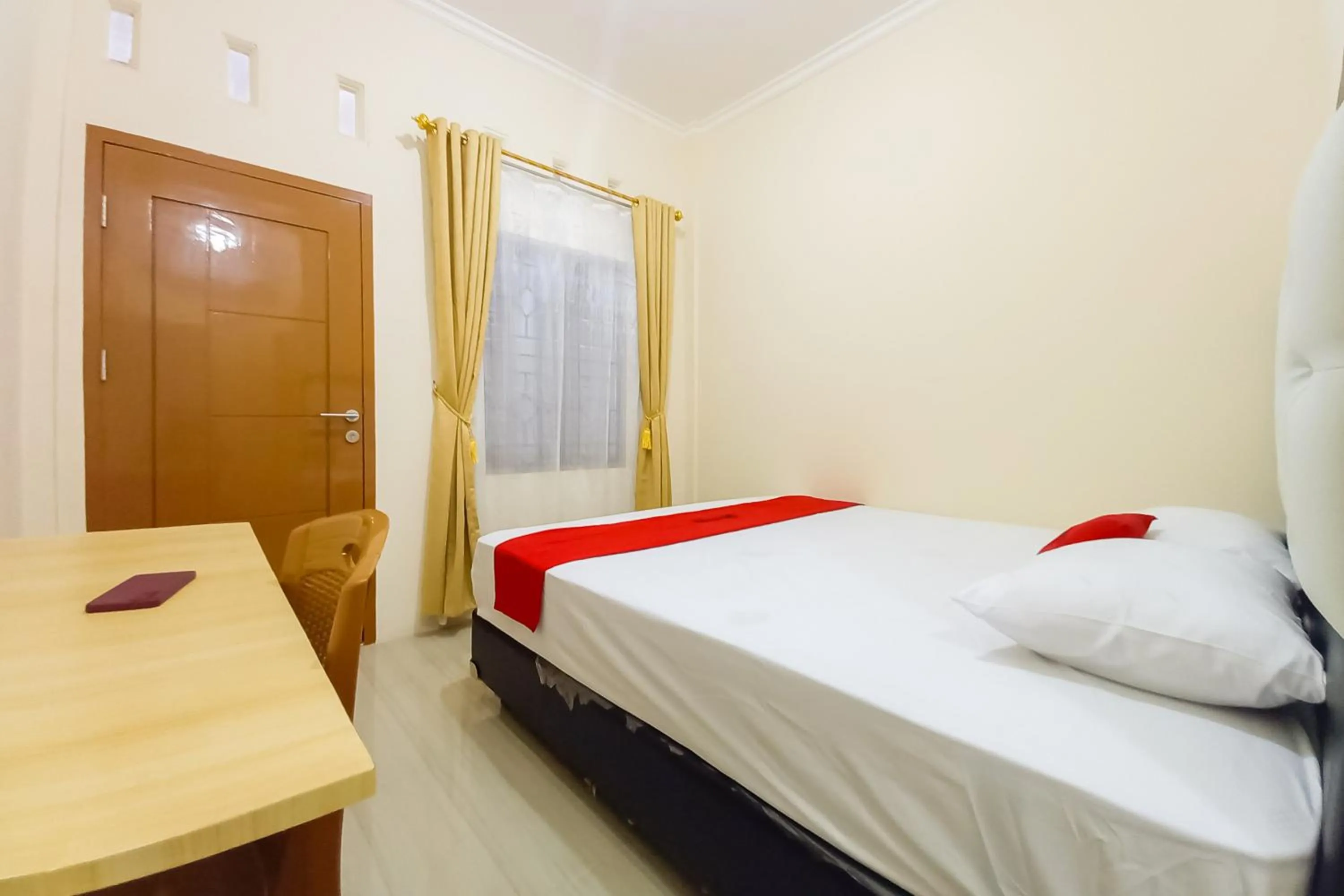 Bedroom, Bed in RedDoorz Syariah near JBC Jambi