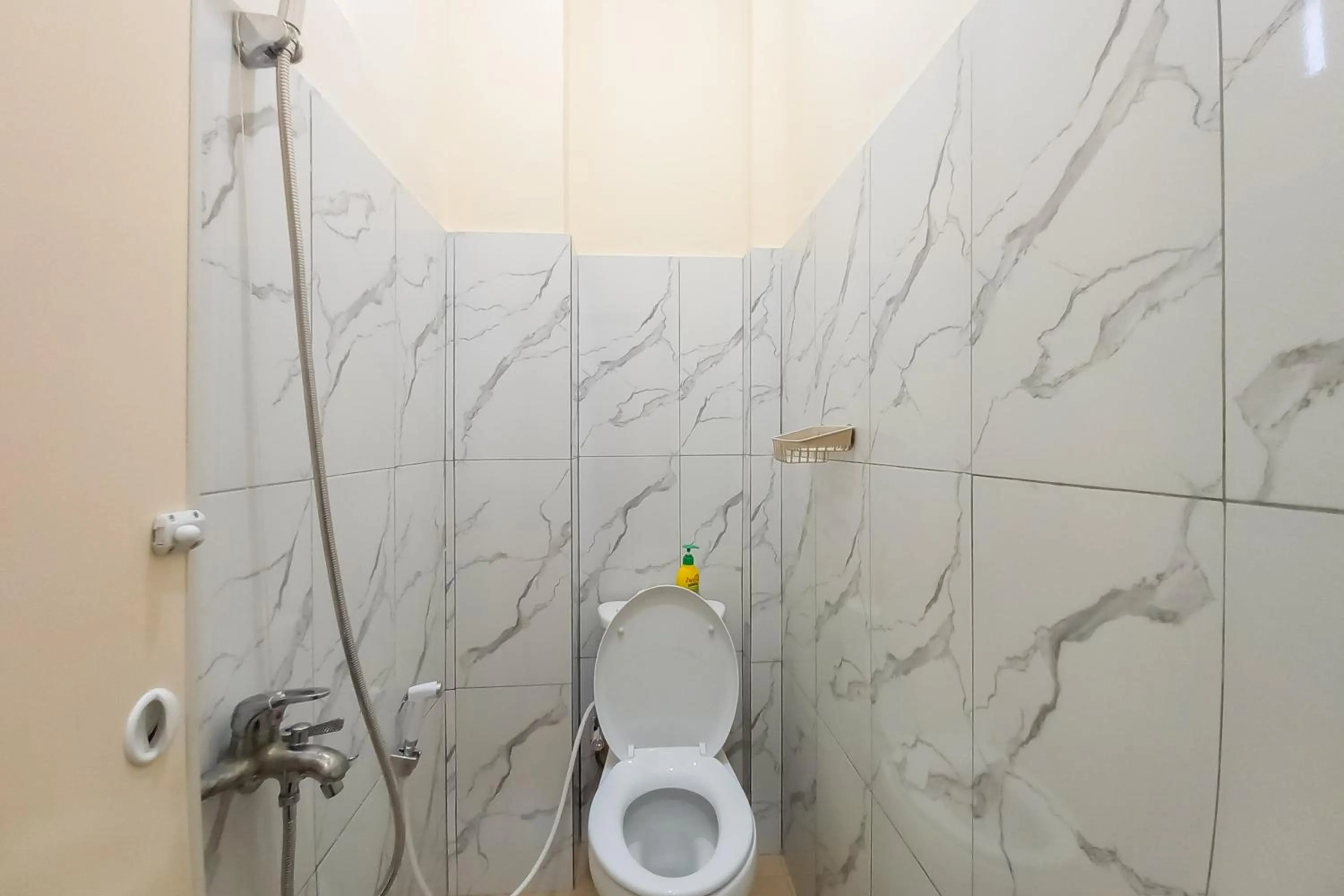 Bathroom in RedDoorz Syariah near JBC Jambi