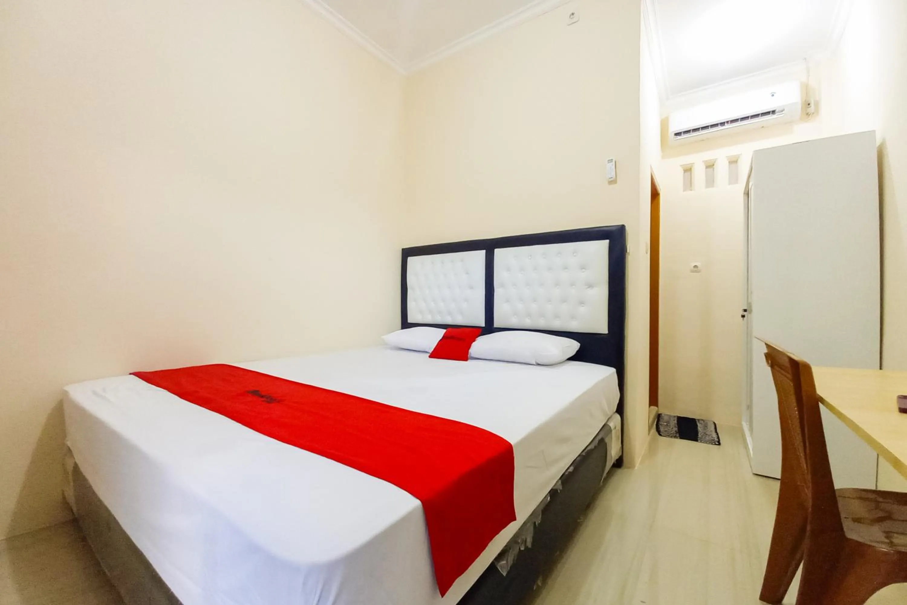 Bedroom, Bed in RedDoorz Syariah near JBC Jambi