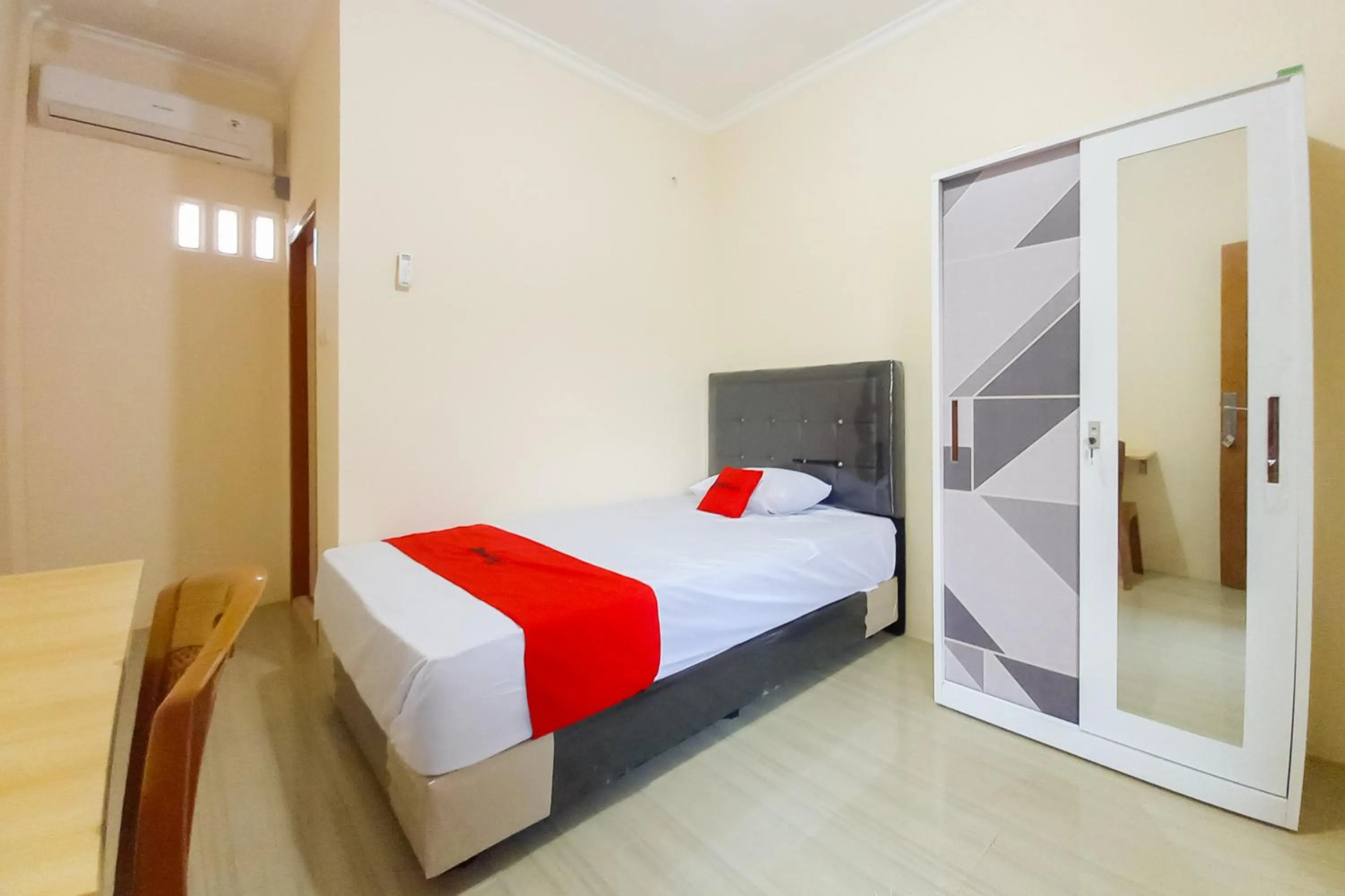 Bedroom, Bed in RedDoorz Syariah near JBC Jambi