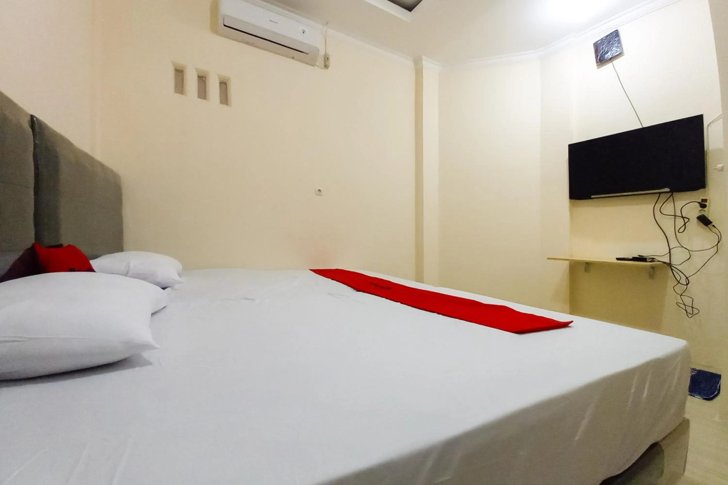 Bedroom, Bed in RedDoorz Syariah near JBC Jambi