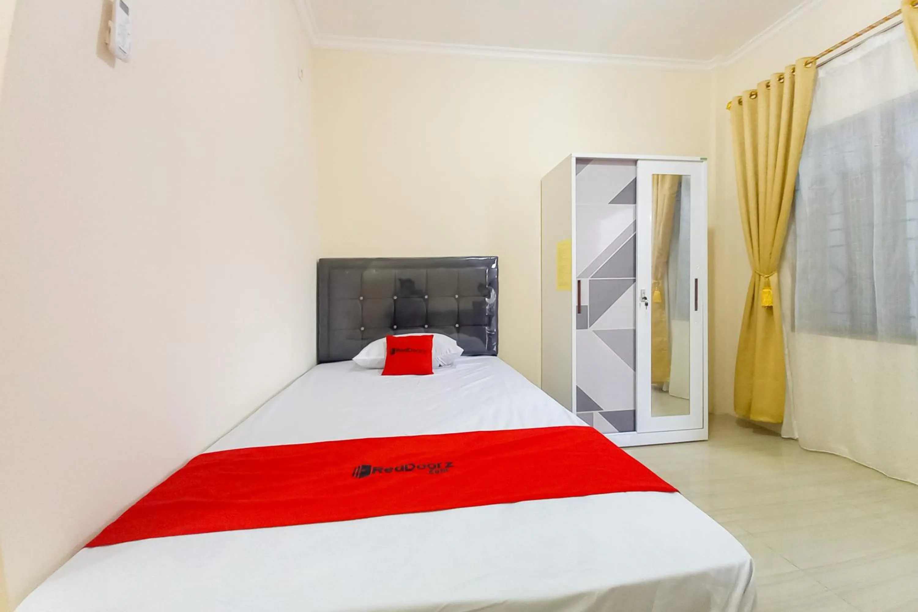 Bedroom, Bed in RedDoorz Syariah near JBC Jambi