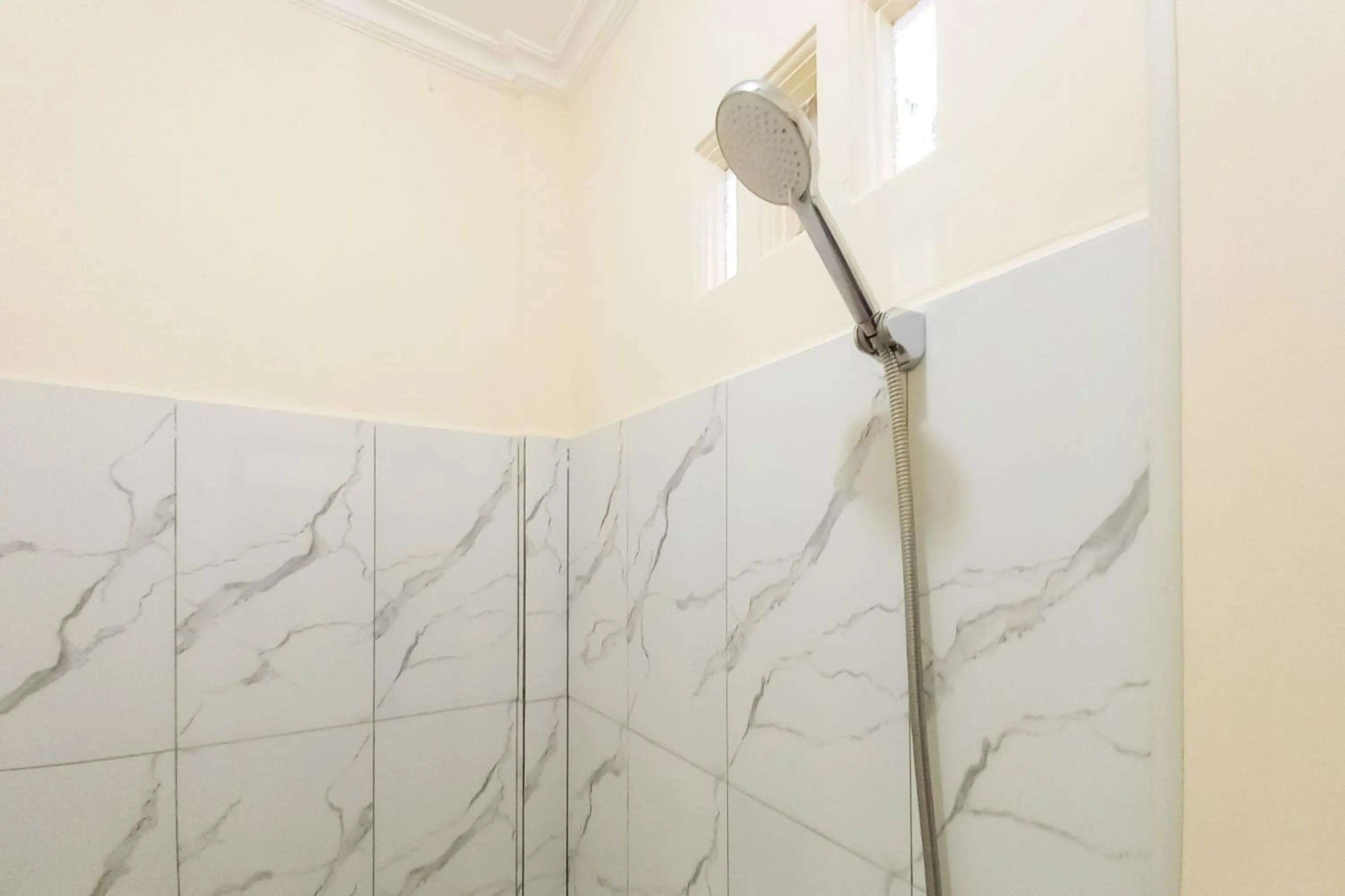 Bathroom in RedDoorz Syariah near JBC Jambi