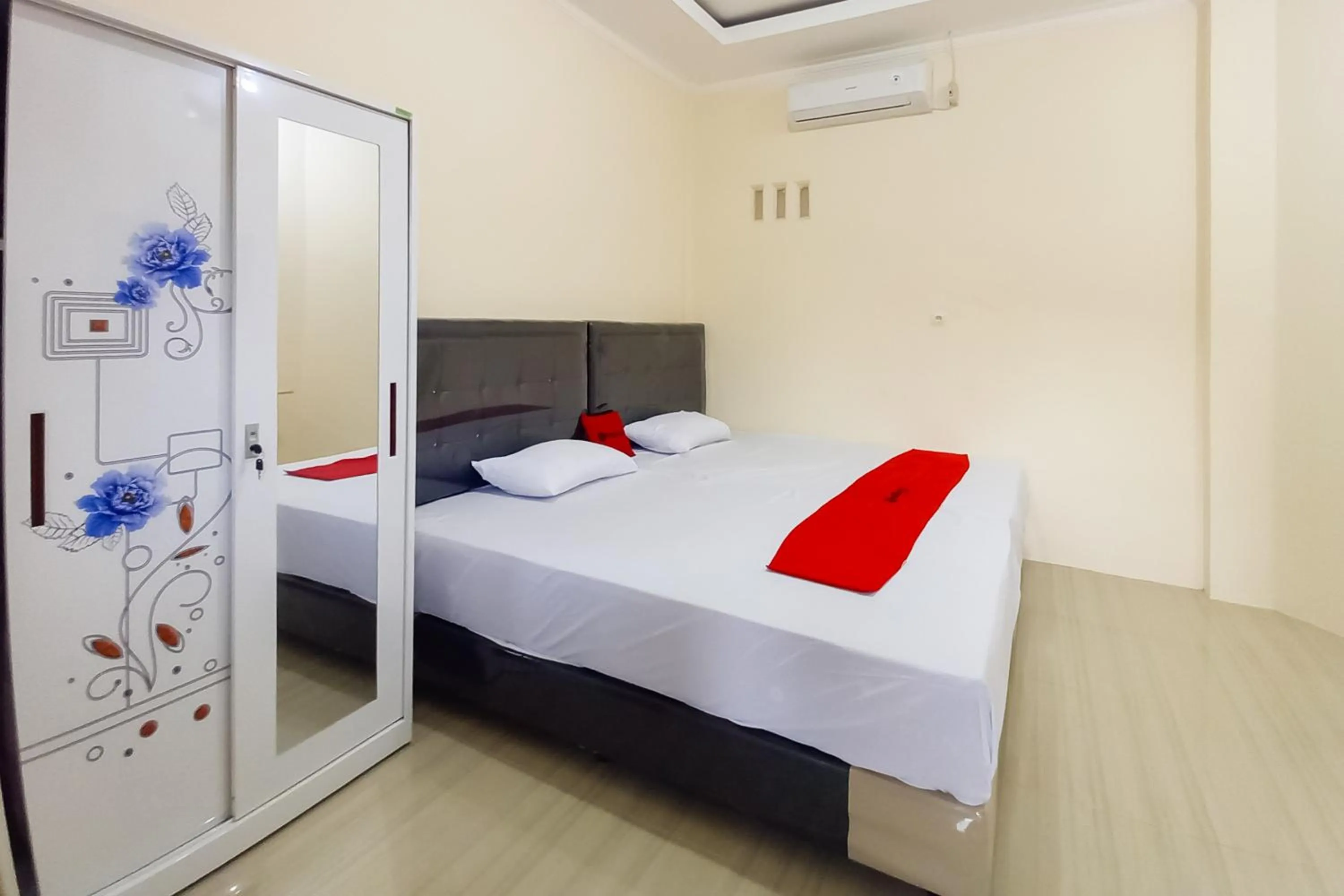 Bedroom, Bed in RedDoorz Syariah near JBC Jambi