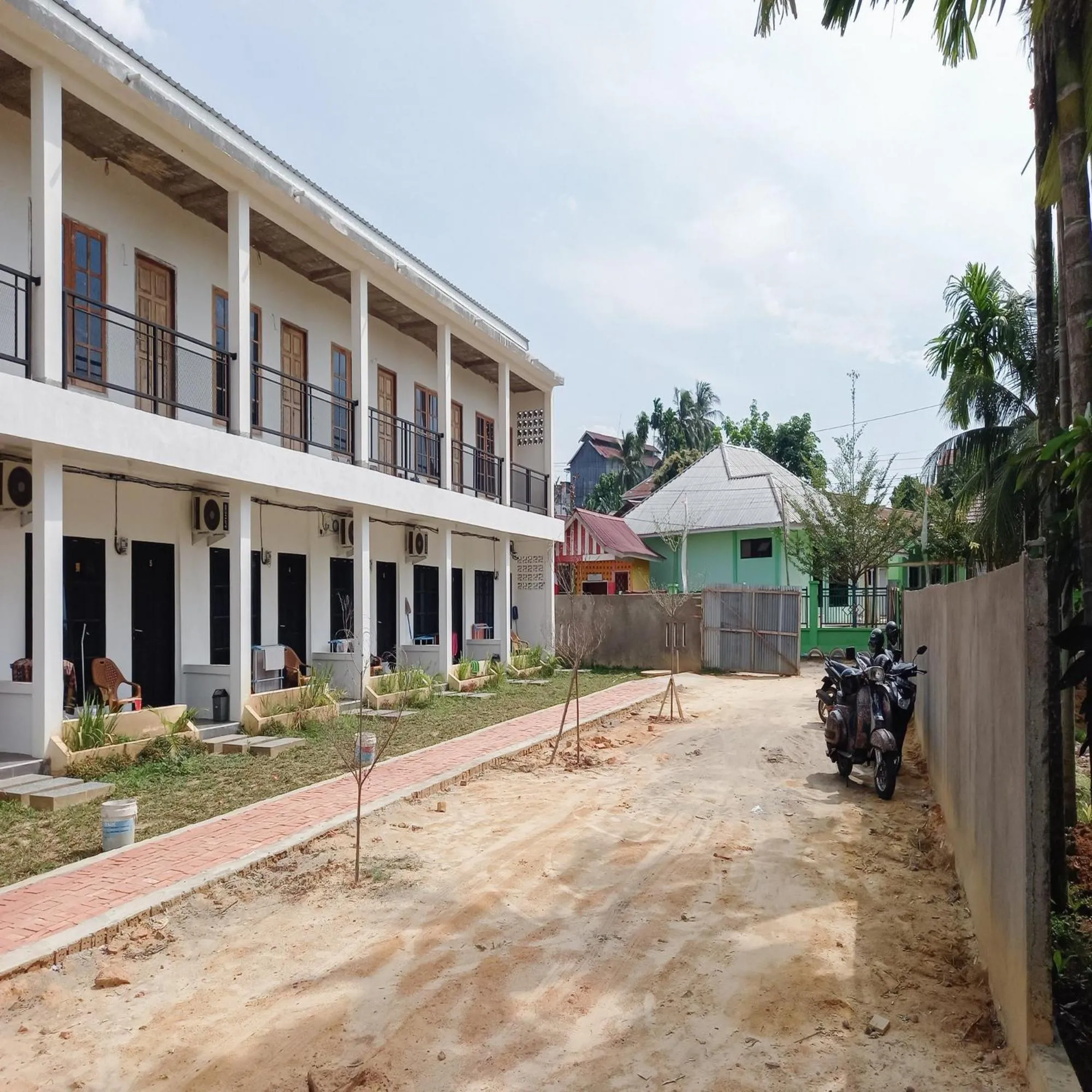 Facade/entrance in RedDoorz Syariah near Jamtos Lorong Hamba