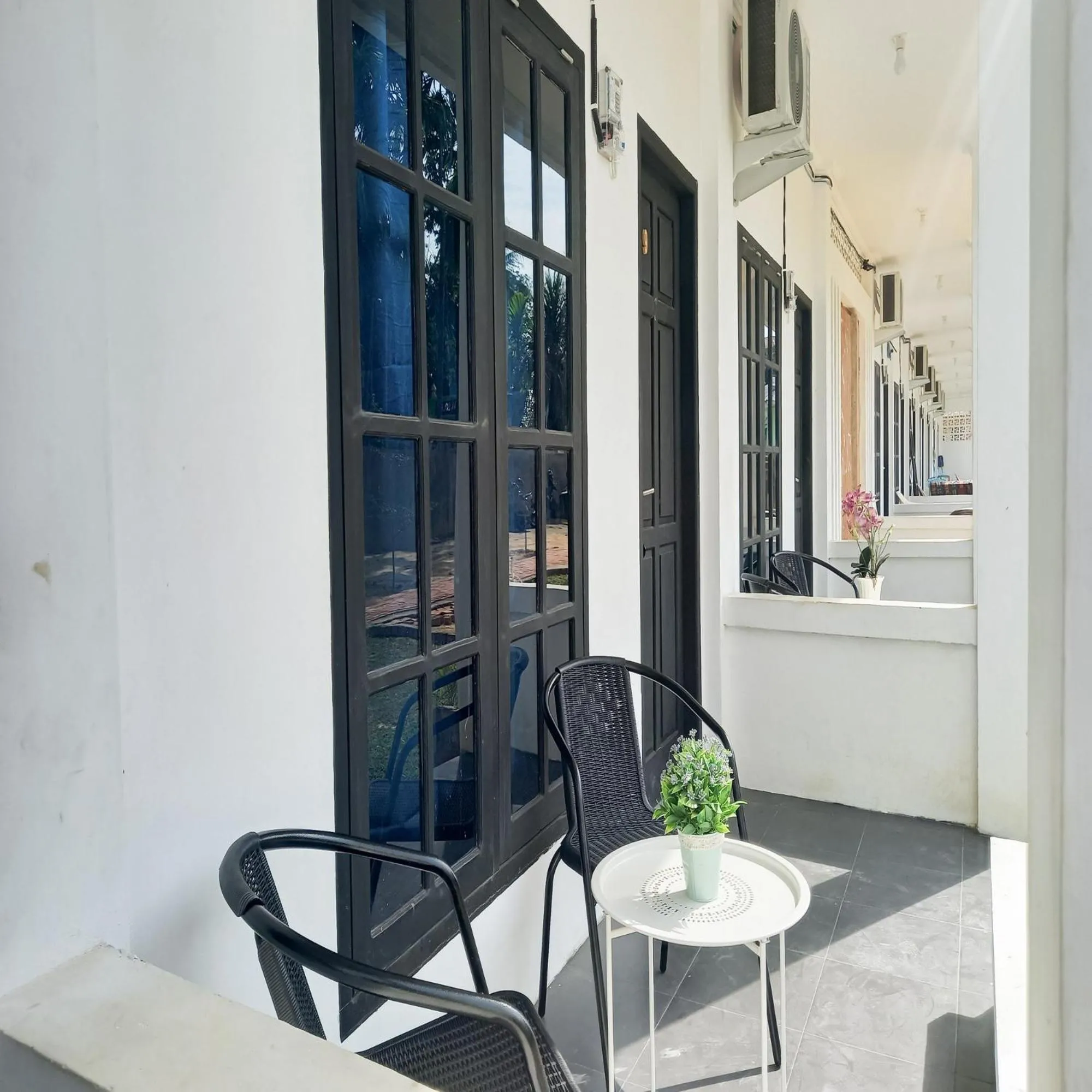 Seating area in RedDoorz Syariah near Jamtos Lorong Hamba
