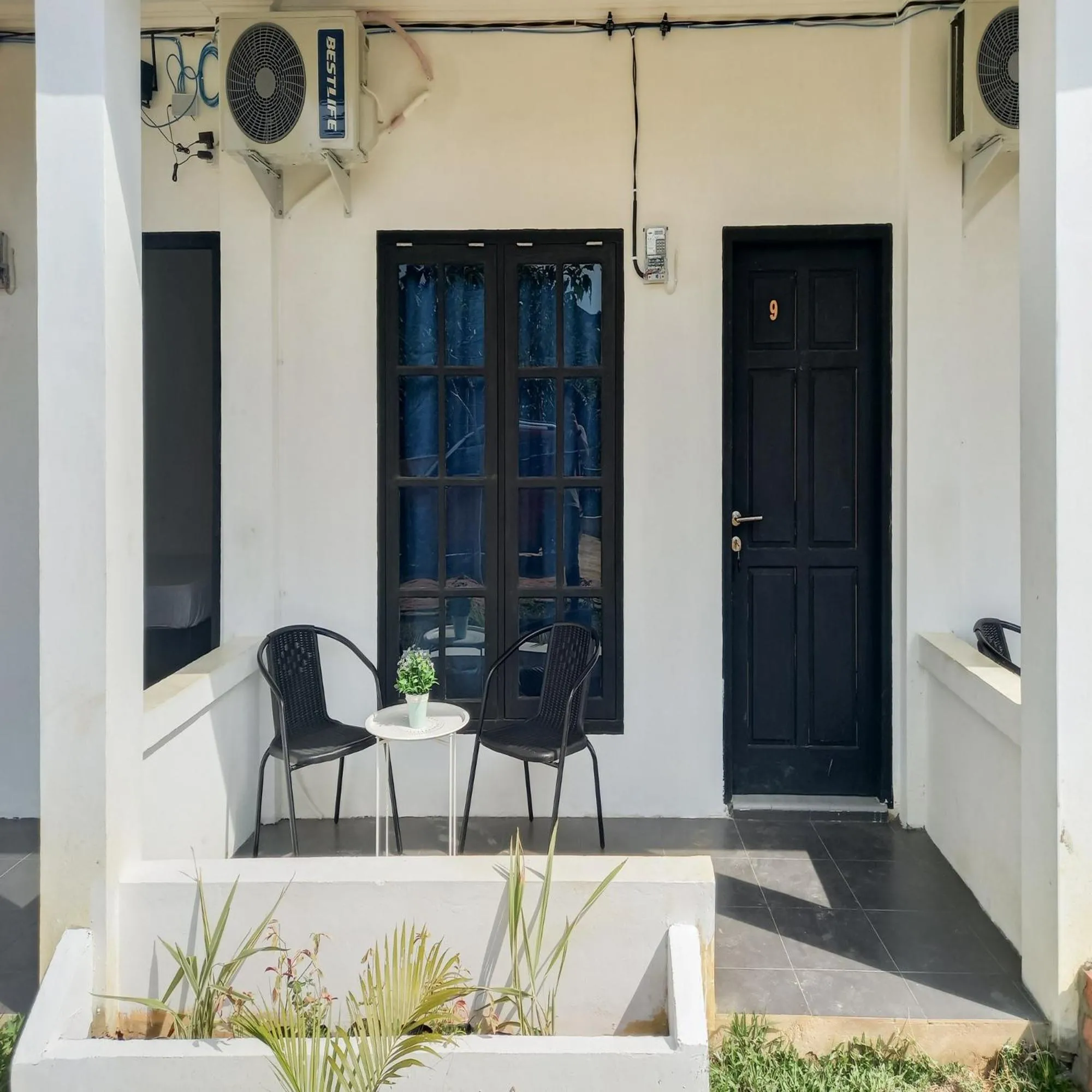 Seating area in RedDoorz Syariah near Jamtos Lorong Hamba
