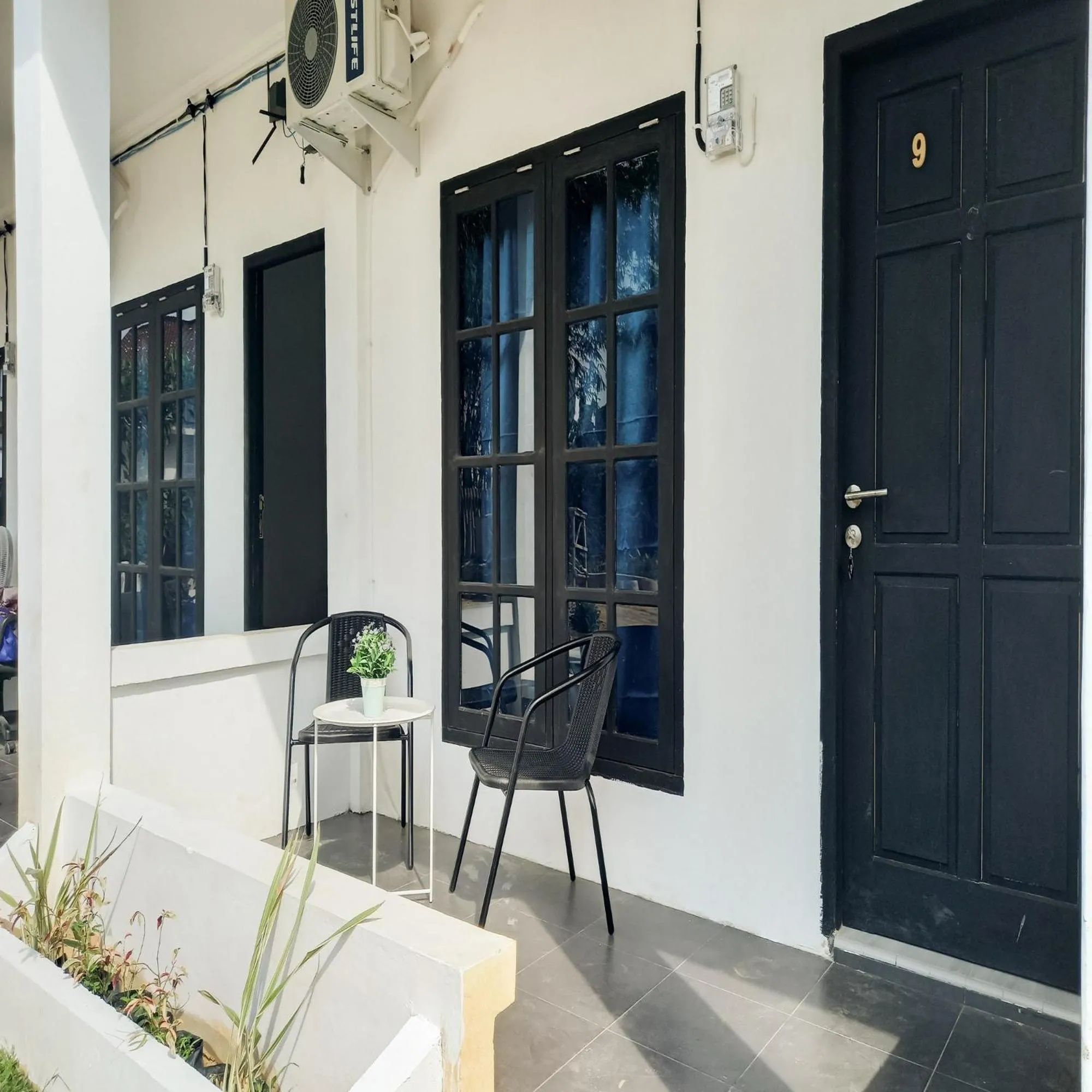 Seating area in RedDoorz Syariah near Jamtos Lorong Hamba