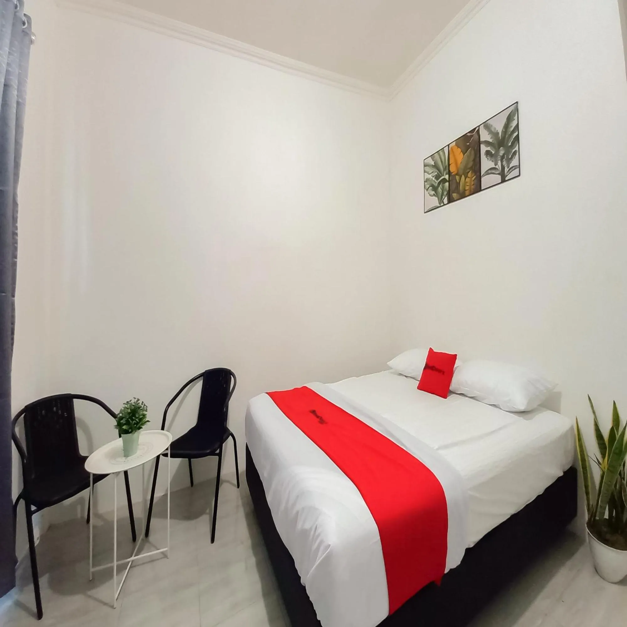 Seating area, Bed in RedDoorz Syariah near Jamtos Lorong Hamba