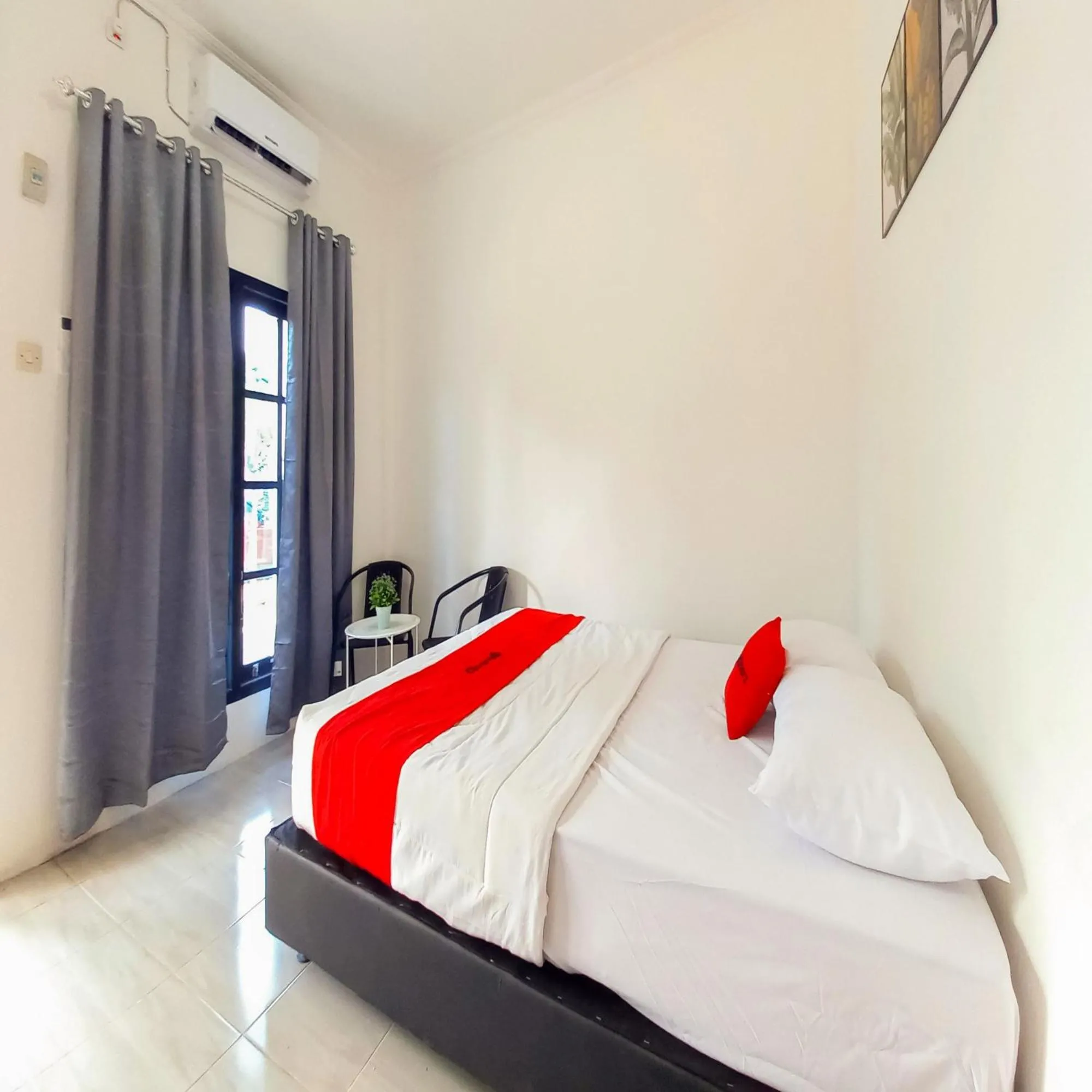 Bedroom, Bed in RedDoorz Syariah near Jamtos Lorong Hamba