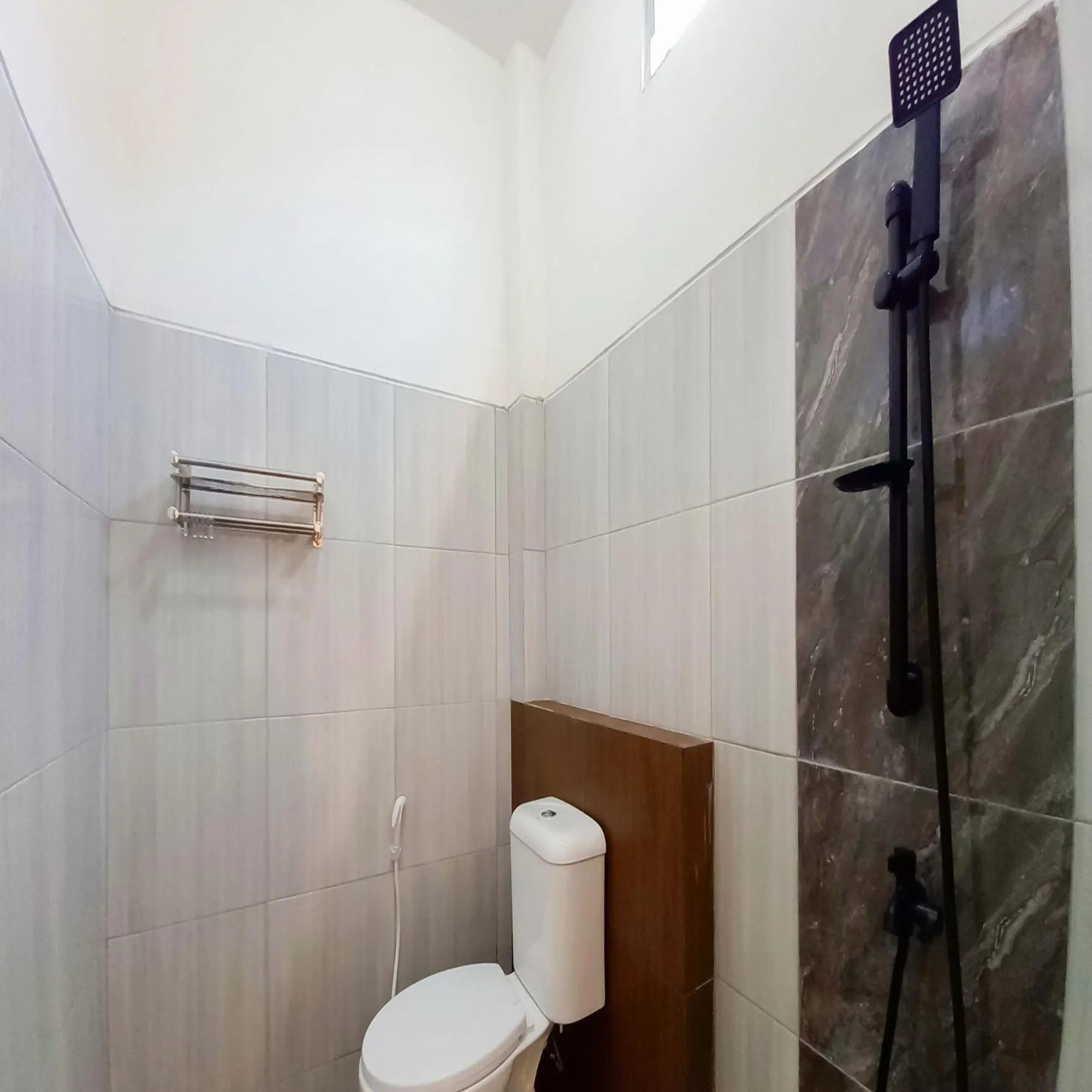 Bathroom in RedDoorz Syariah near Jamtos Lorong Hamba