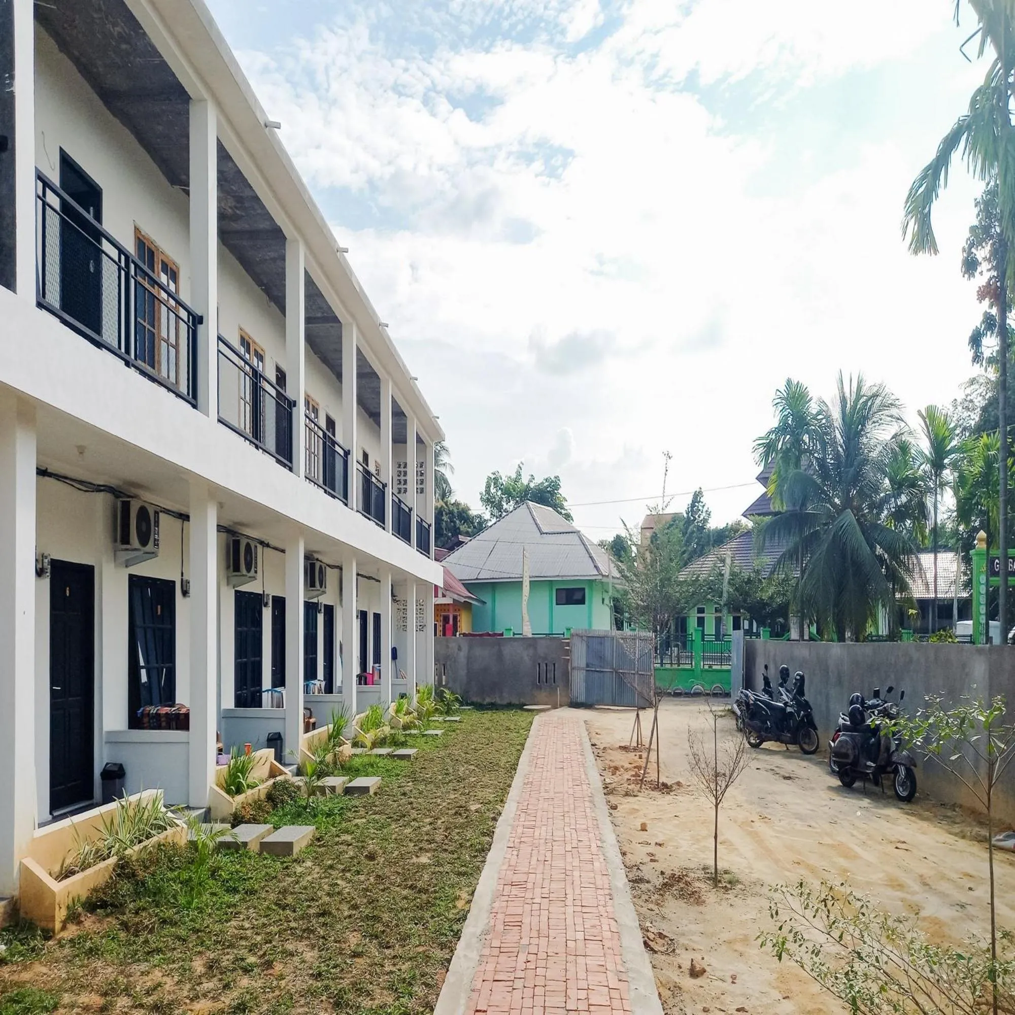 Facade/entrance in RedDoorz Syariah near Jamtos Lorong Hamba