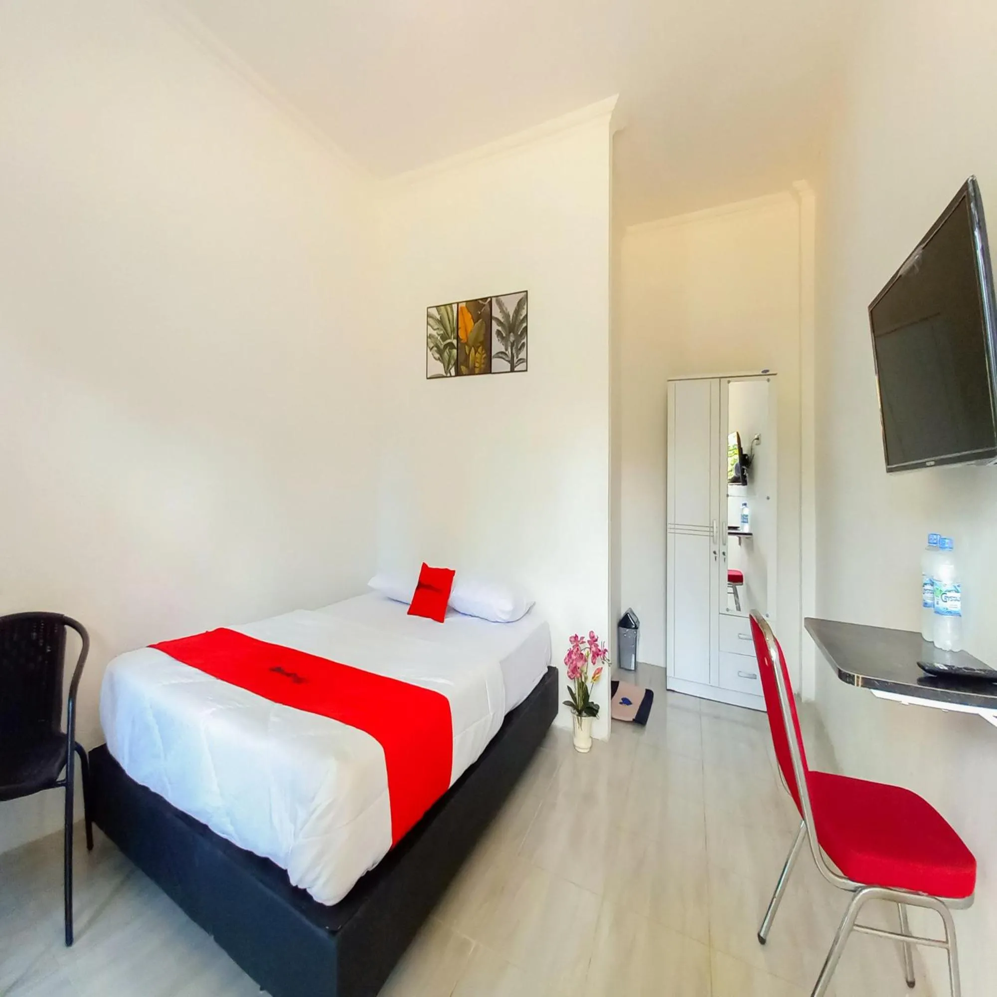Bedroom, Bed in RedDoorz Syariah near Jamtos Lorong Hamba
