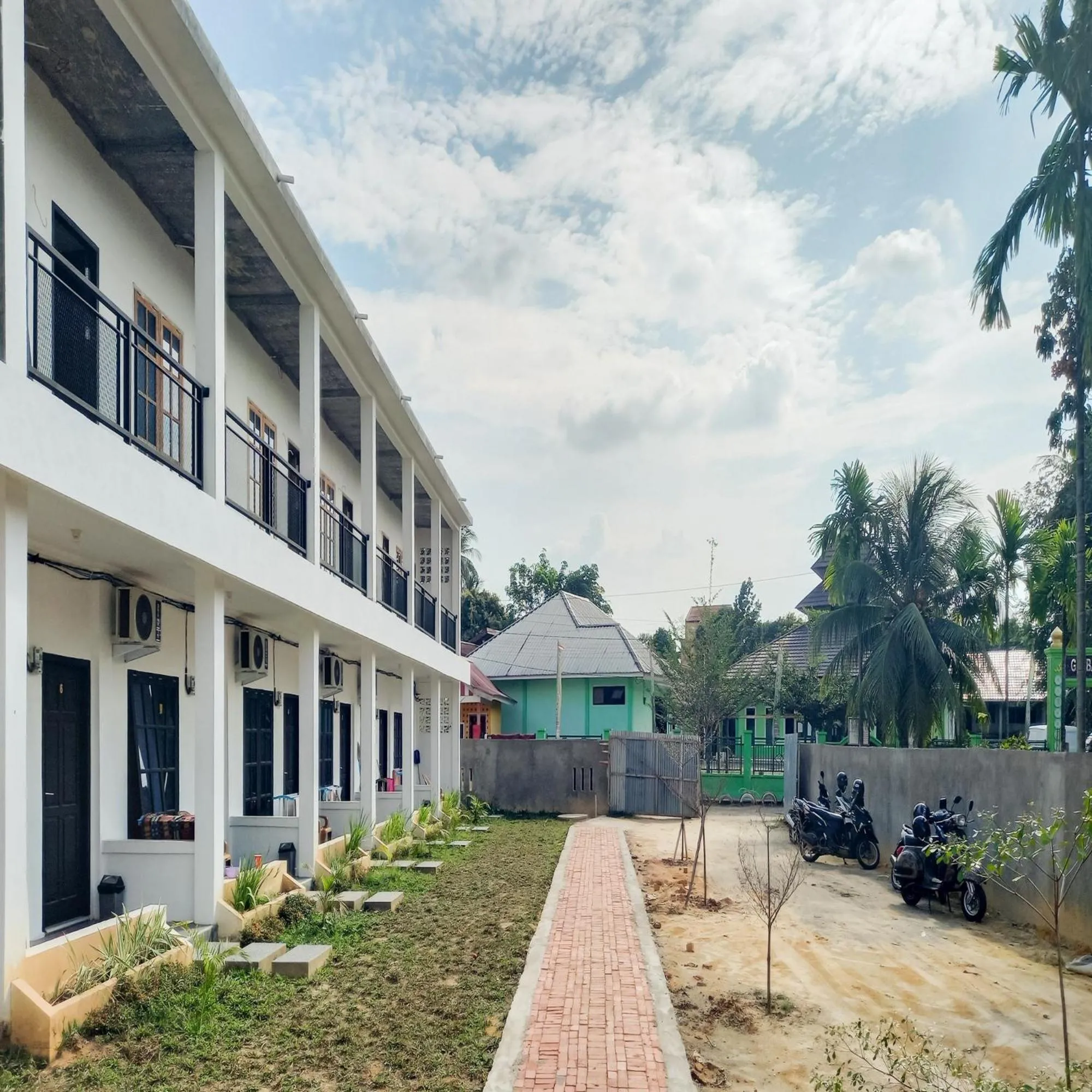 Facade/entrance in RedDoorz Syariah near Jamtos Lorong Hamba