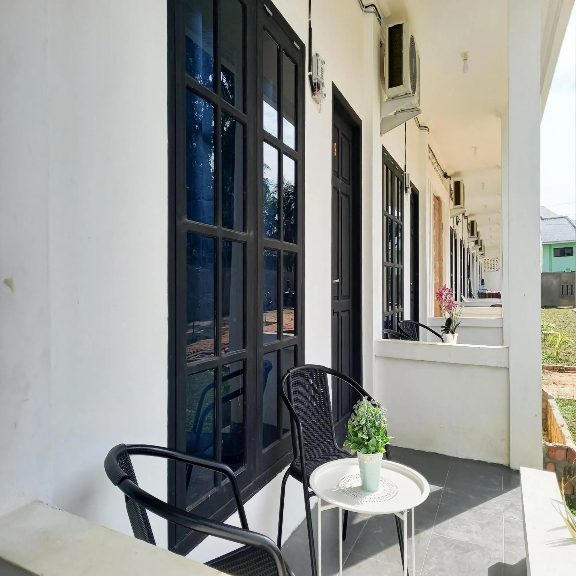 Seating area in RedDoorz Syariah near Jamtos Lorong Hamba