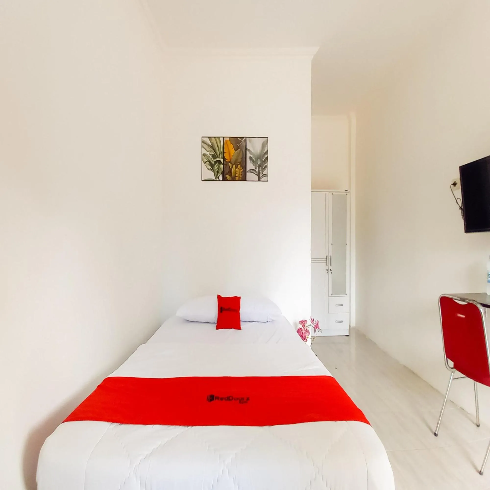 Bedroom, Bed in RedDoorz Syariah near Jamtos Lorong Hamba
