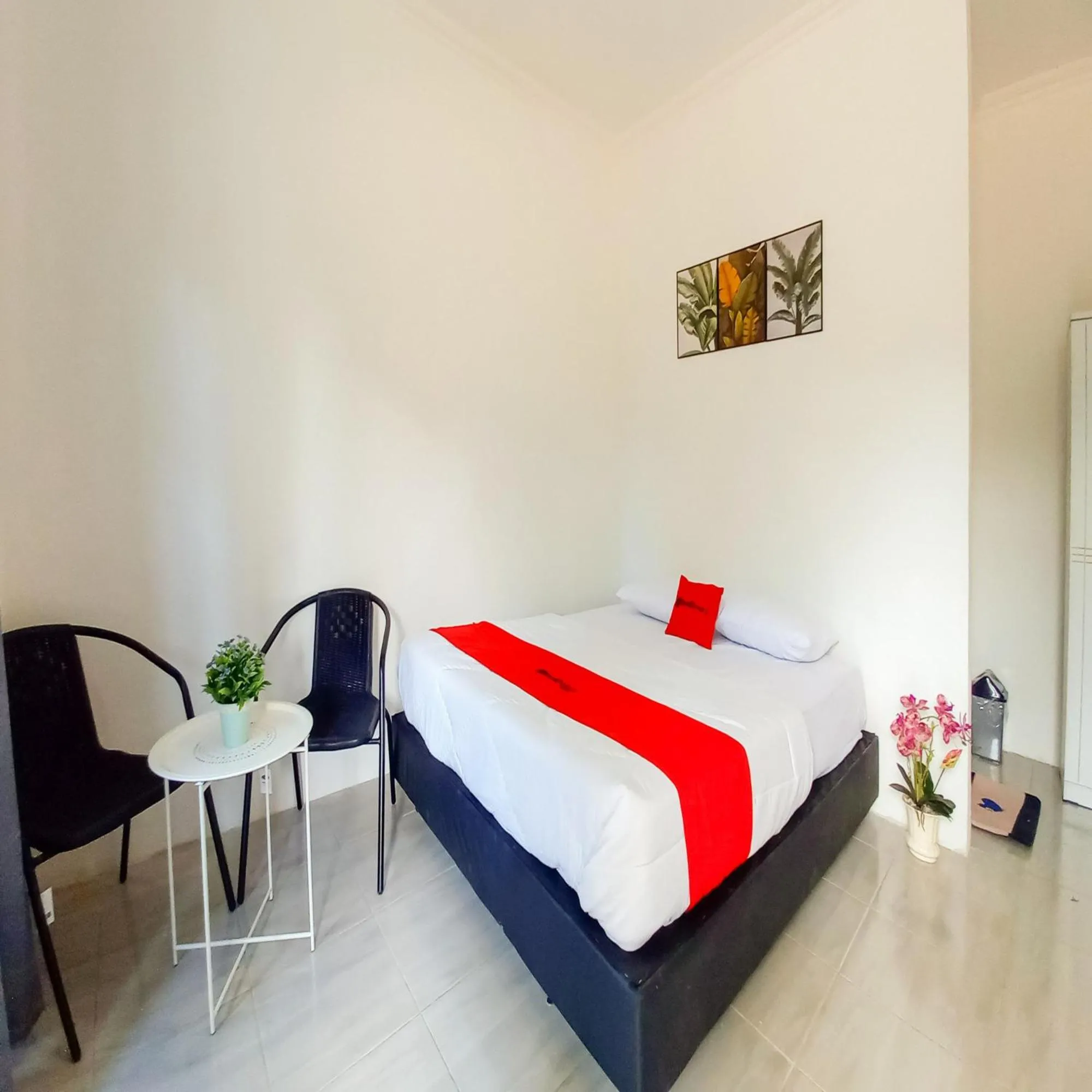 Seating area, Bed in RedDoorz Syariah near Jamtos Lorong Hamba