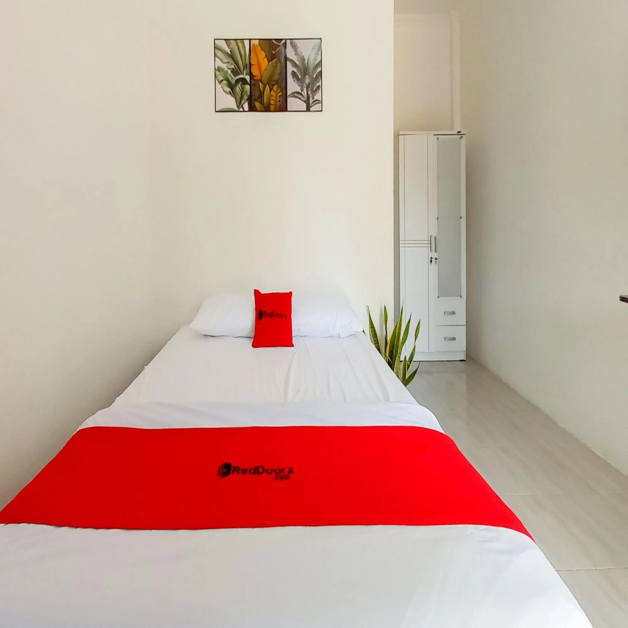 Bedroom, Bed in RedDoorz Syariah near Jamtos Lorong Hamba