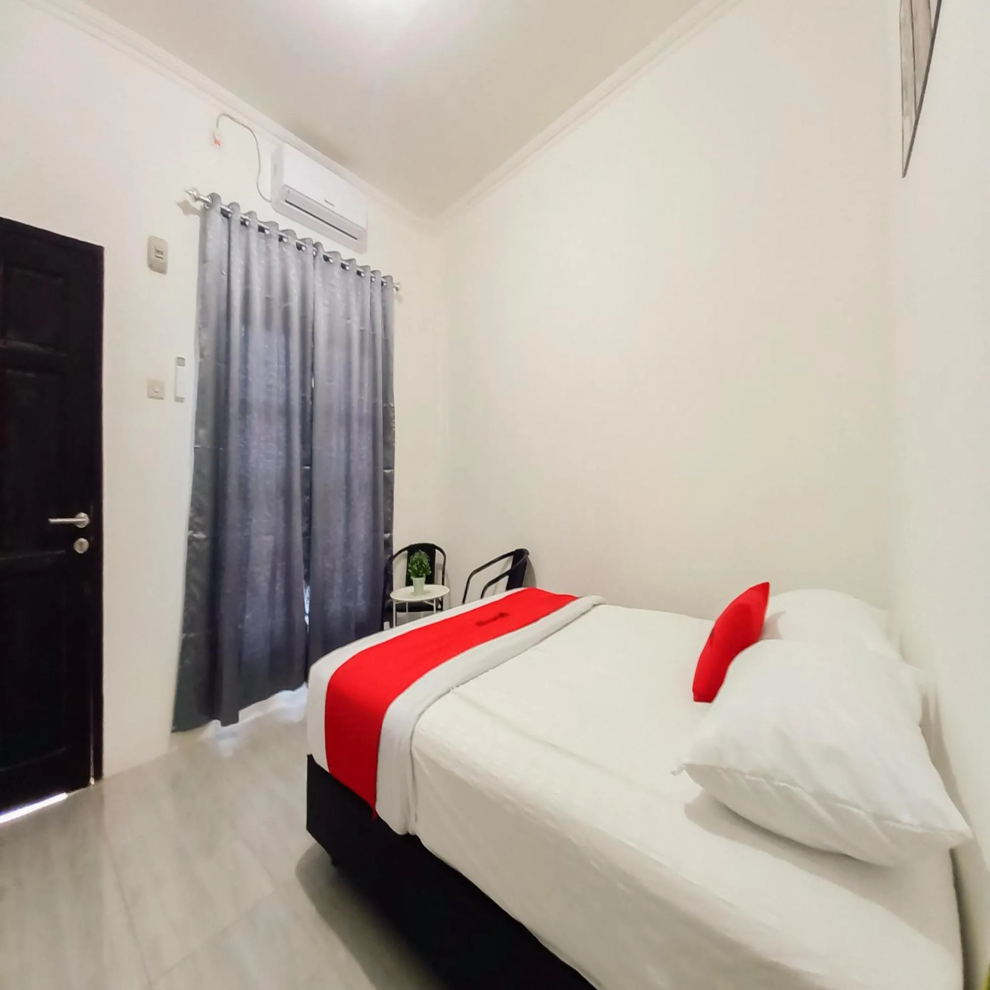 Bedroom, Bed in RedDoorz Syariah near Jamtos Lorong Hamba