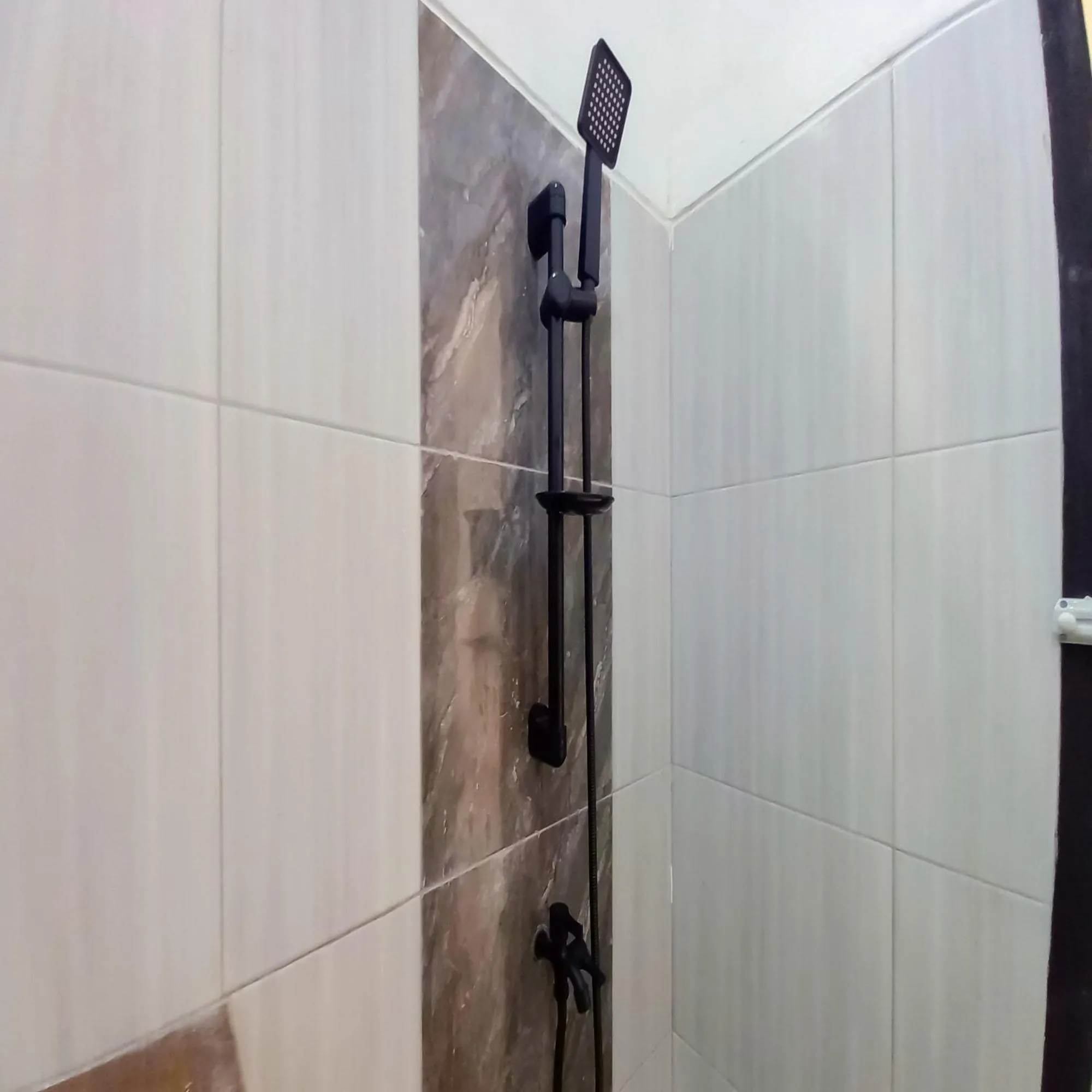 Bathroom in RedDoorz Syariah near Jamtos Lorong Hamba