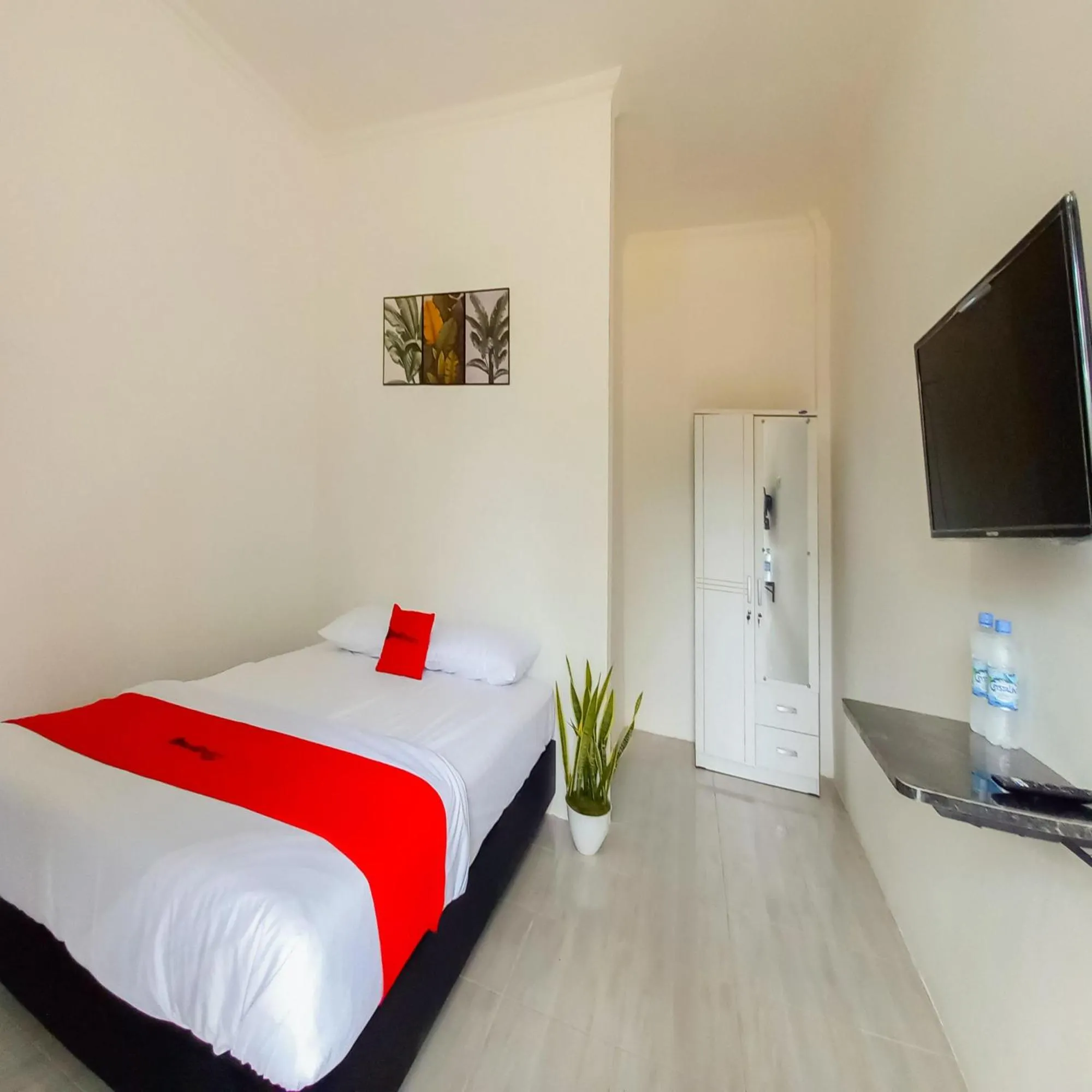Bedroom, Bed in RedDoorz Syariah near Jamtos Lorong Hamba