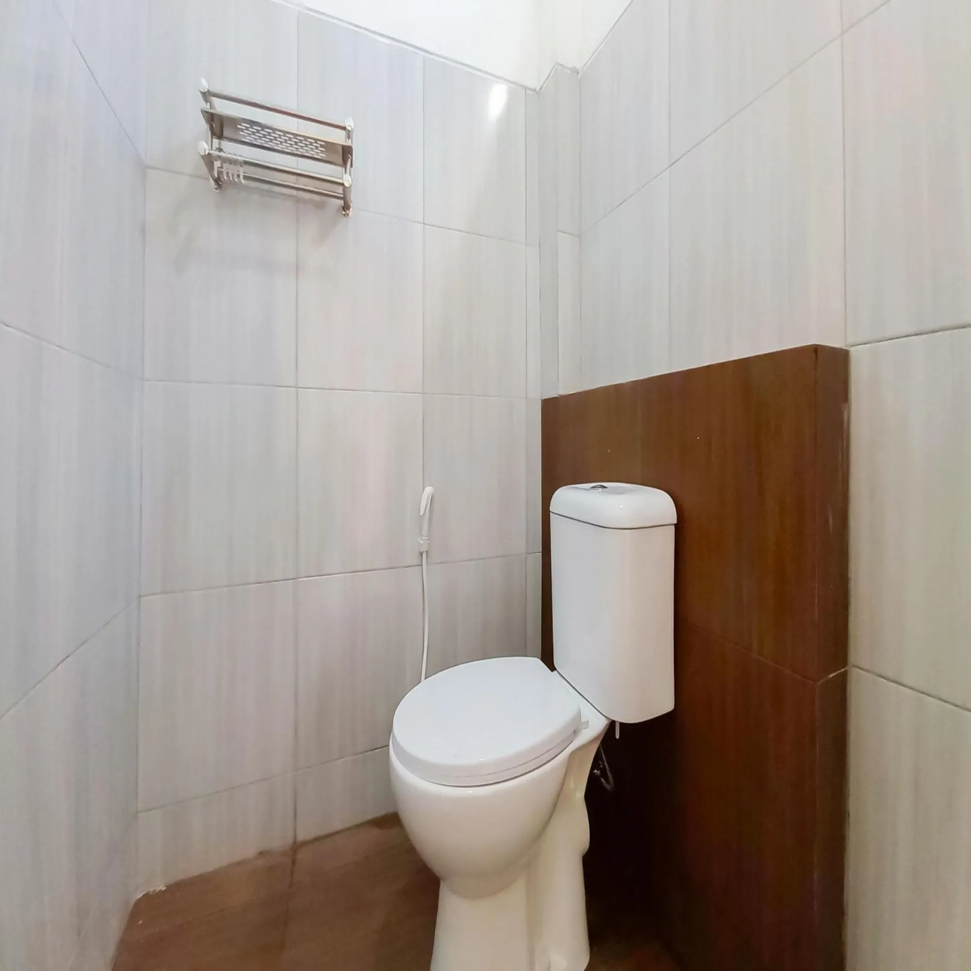 Bathroom in RedDoorz Syariah near Jamtos Lorong Hamba