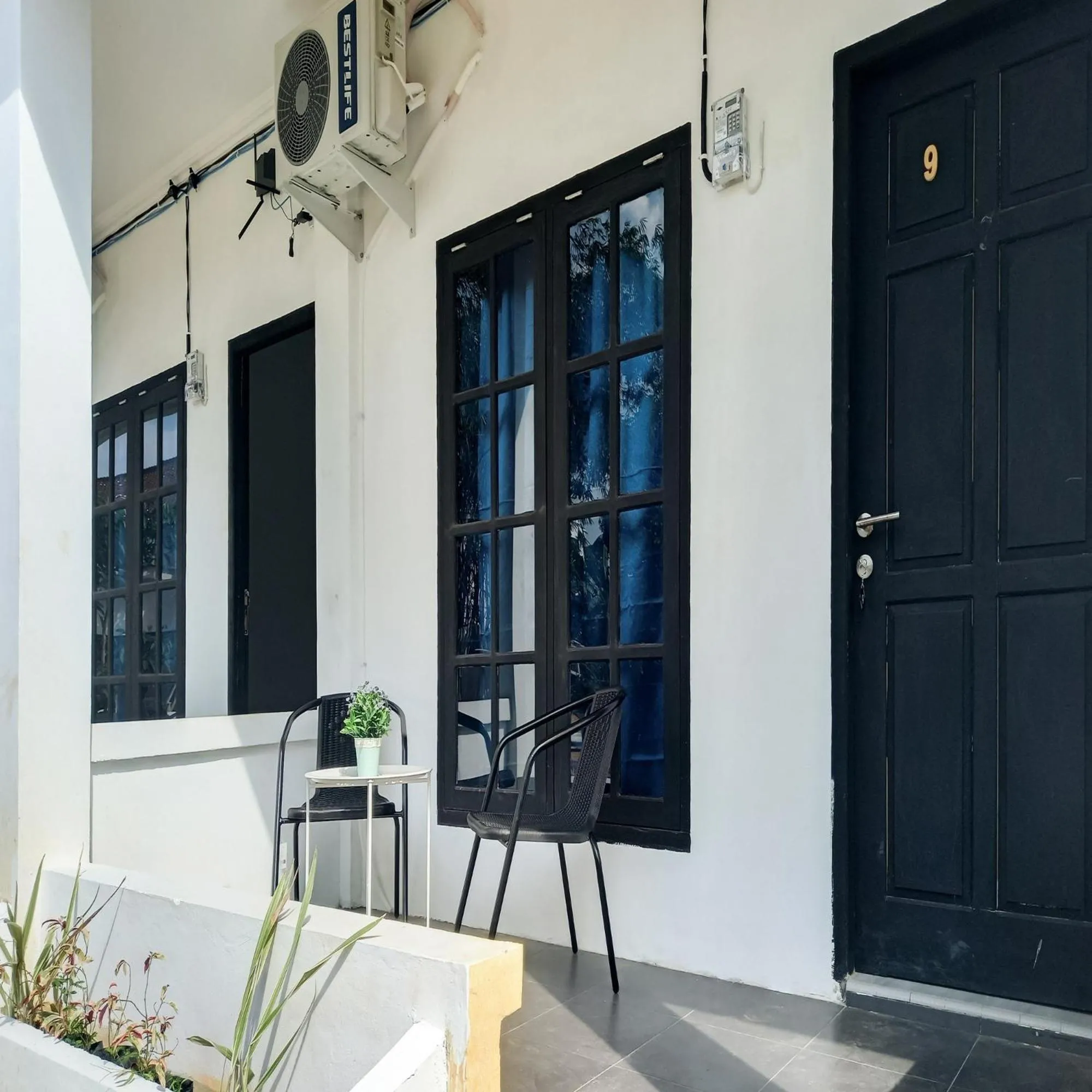 Seating area in RedDoorz Syariah near Jamtos Lorong Hamba