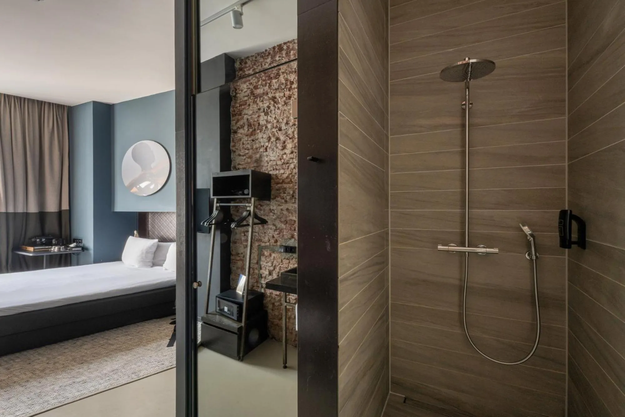 Shower, Bed in Boutique Hotel Oosteinde