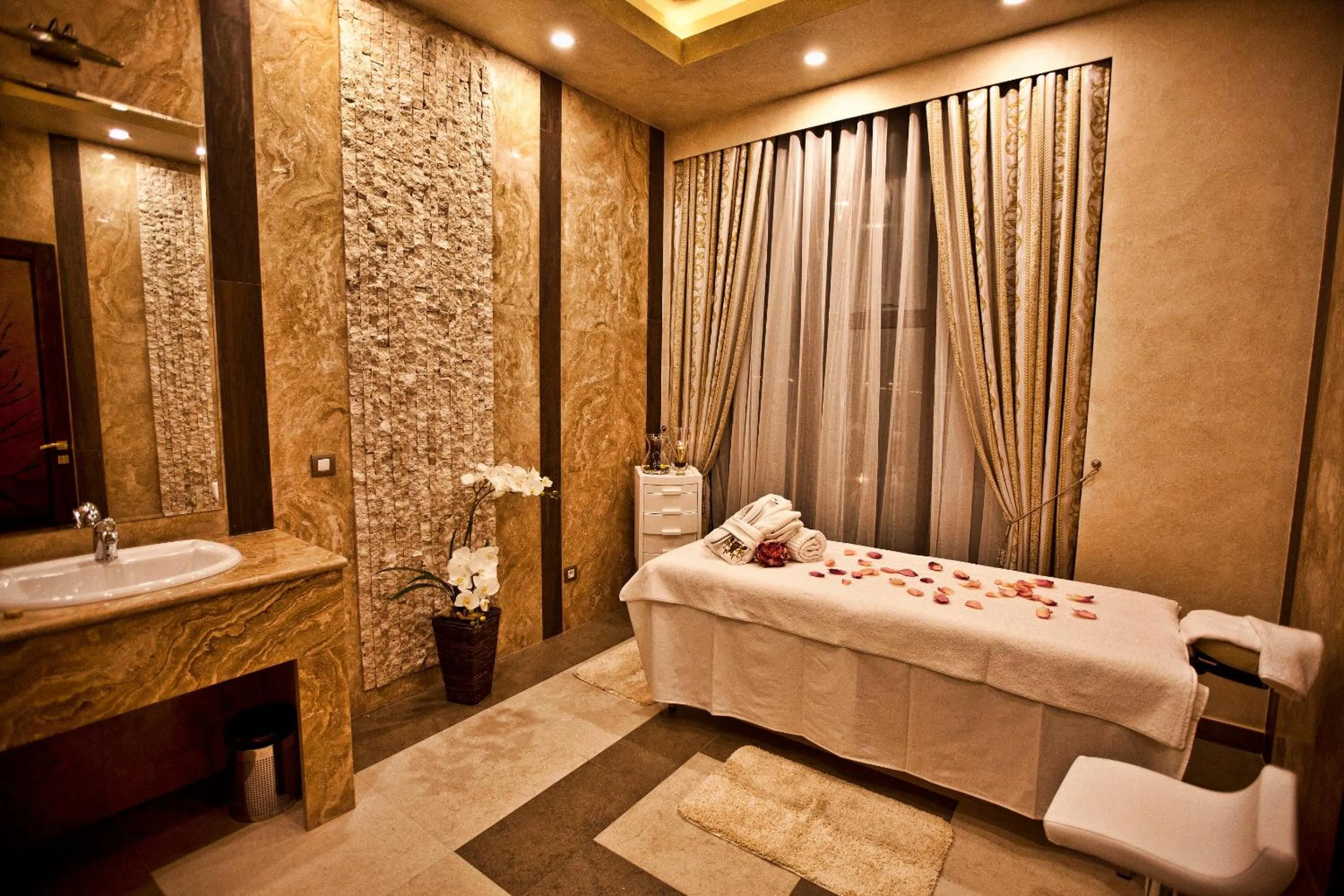 Spa and wellness centre/facilities, Bed in Multi Grand Pharaon Hotel
