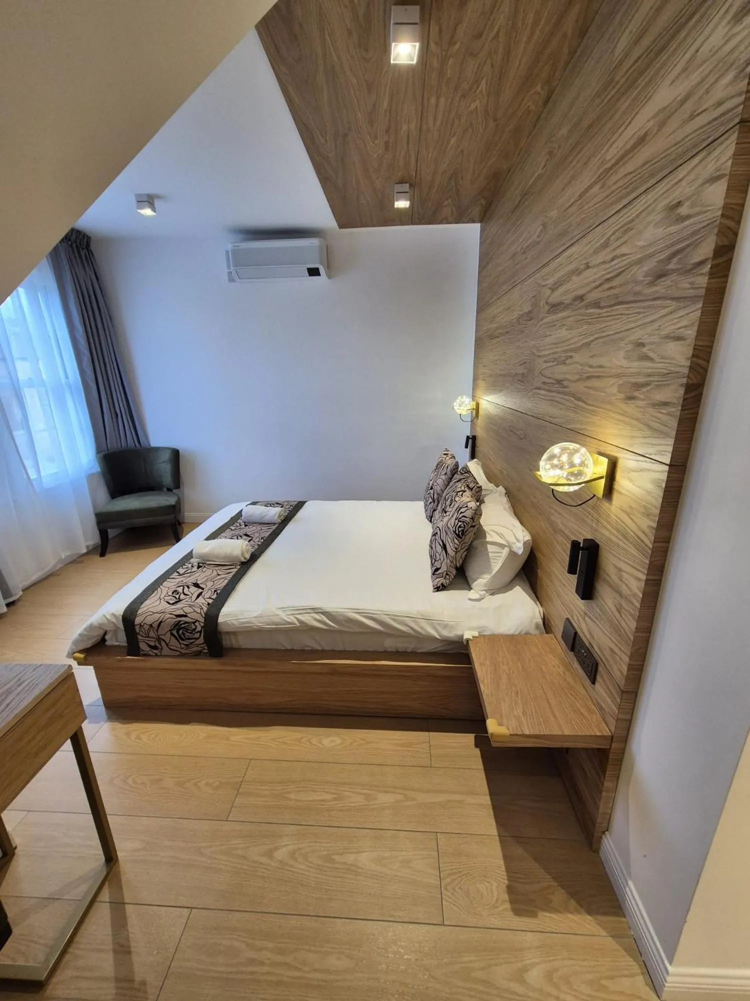 Bed in Rosemay Boutique Hotel Near Heathrow Airport