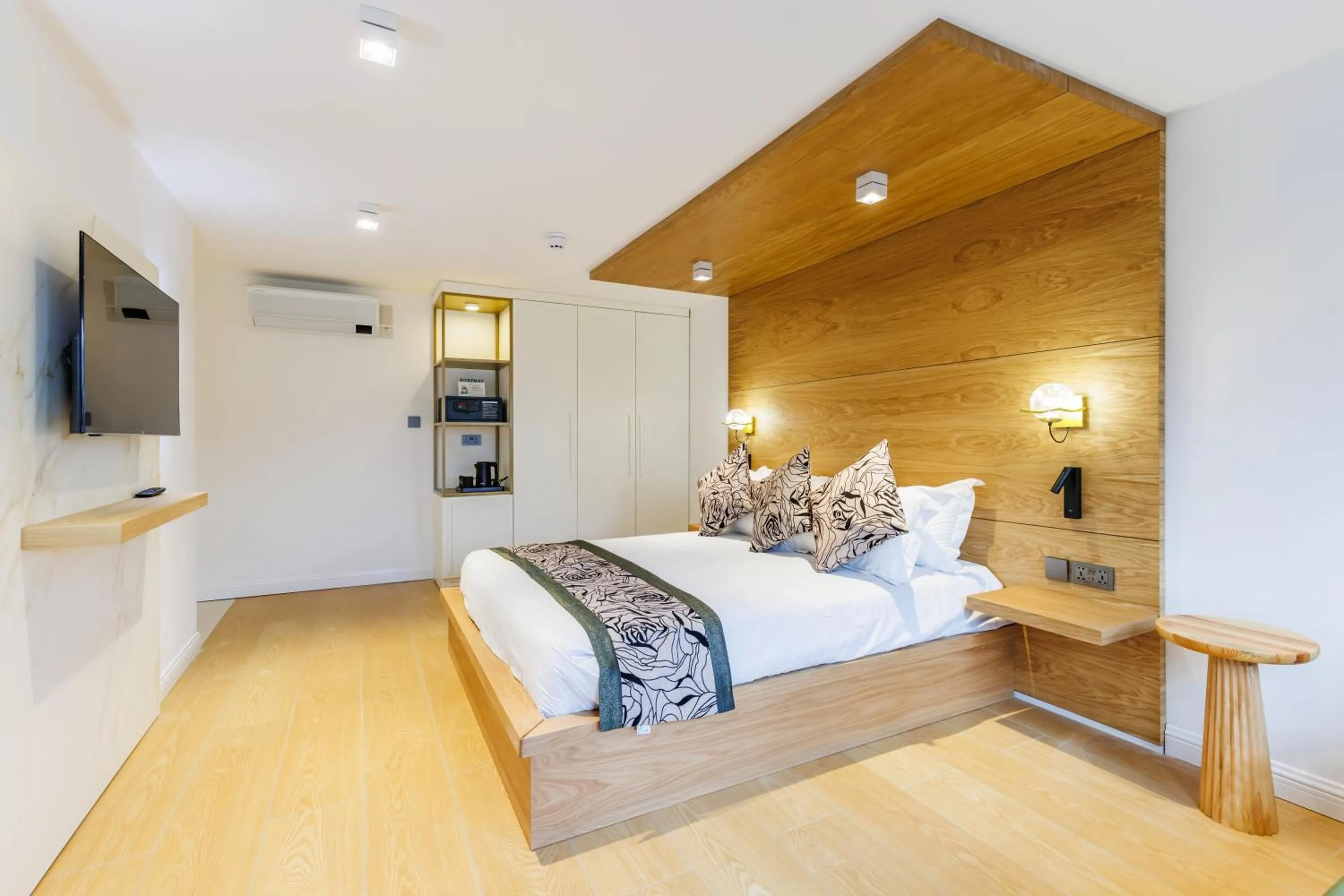 Photo of the whole room, Bed in Rosemay Hotel near London Heathrow Airport