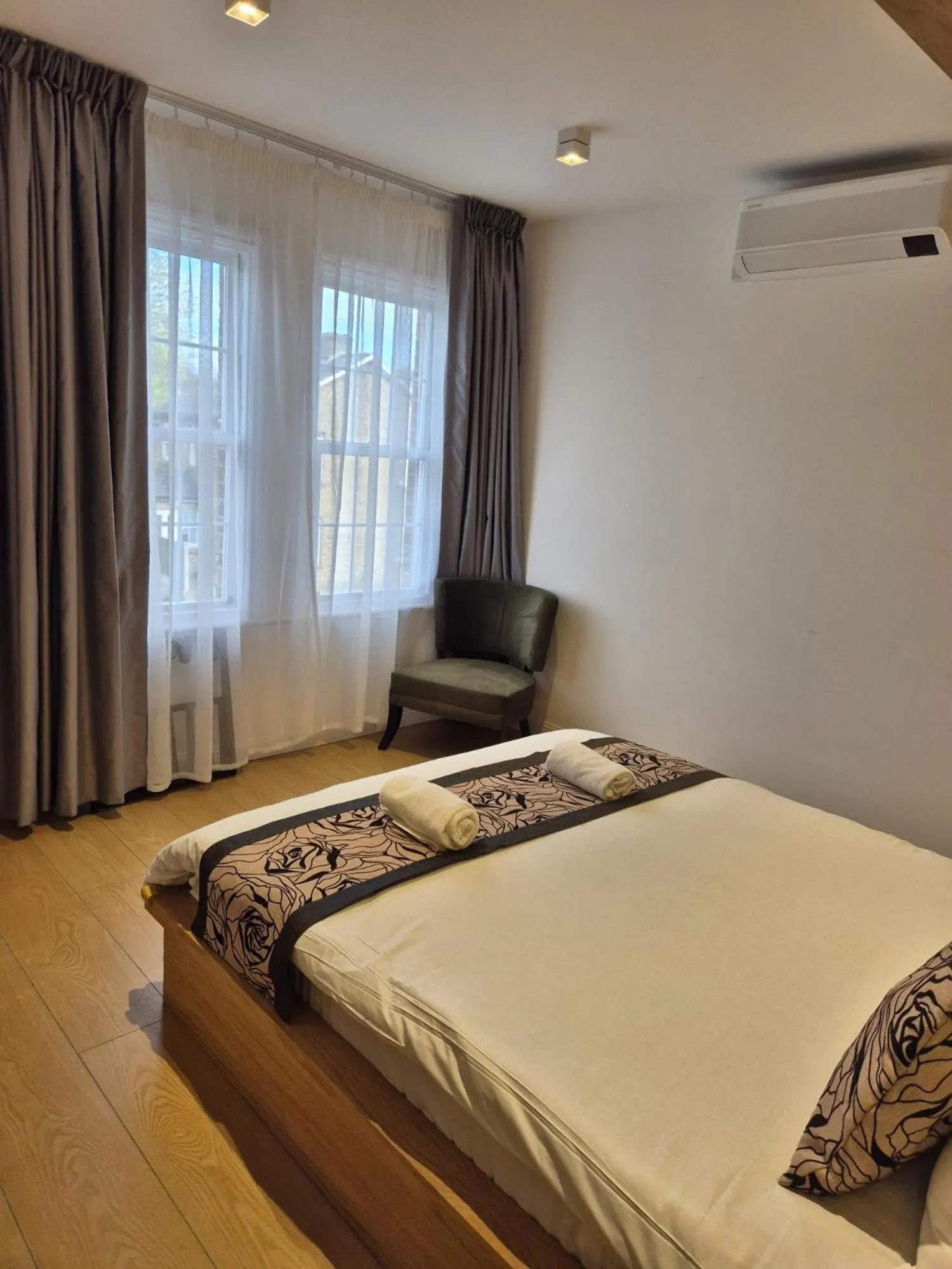 Bed in Rosemay Boutique Hotel Near Heathrow Airport