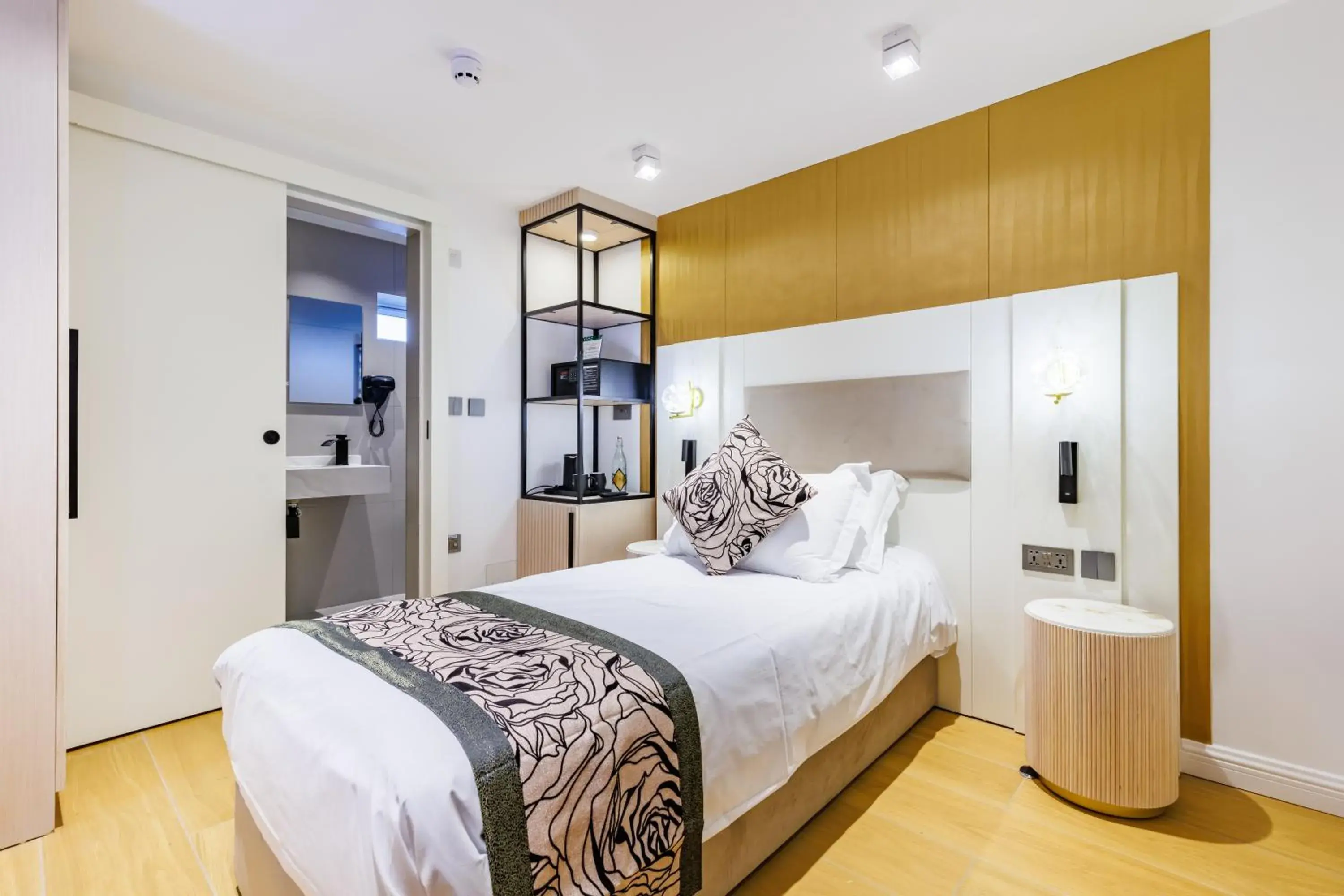 Single Room in Rosemay Boutique Hotel Near Heathrow Airport Single Room in Rosemay Boutique Hotel Near Heathrow Airport