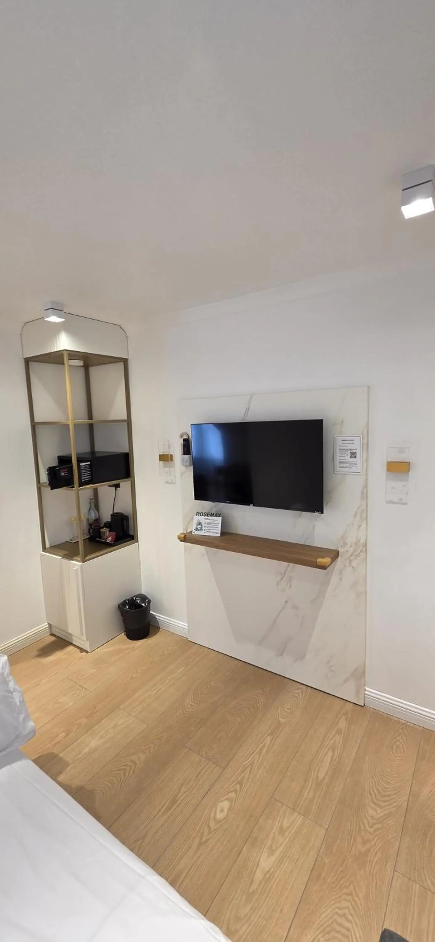TV and multimedia, Bed in Rosemay Hotel near London Heathrow Airport