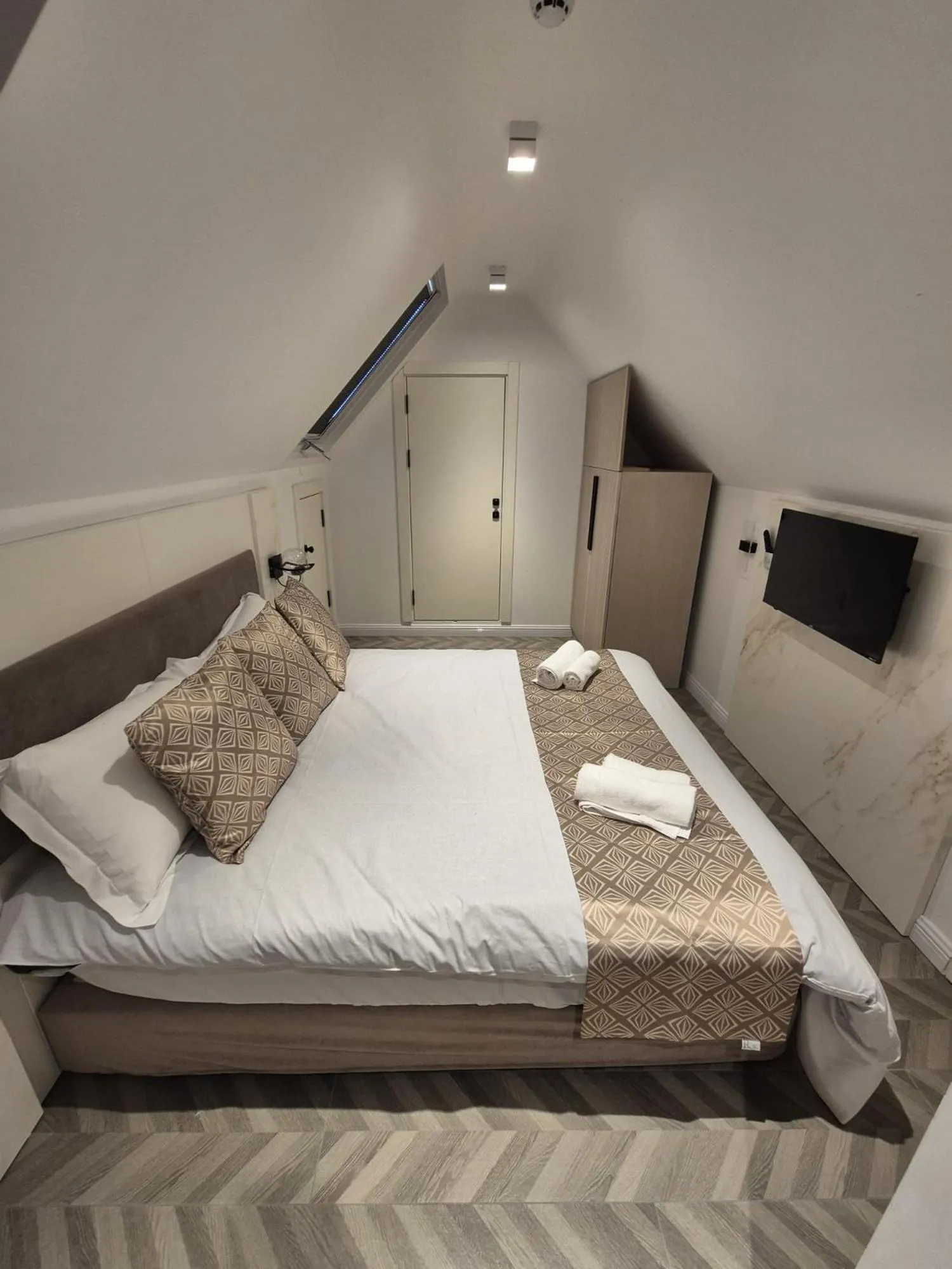 Bed in Rosemay Hotel near London Heathrow Airport