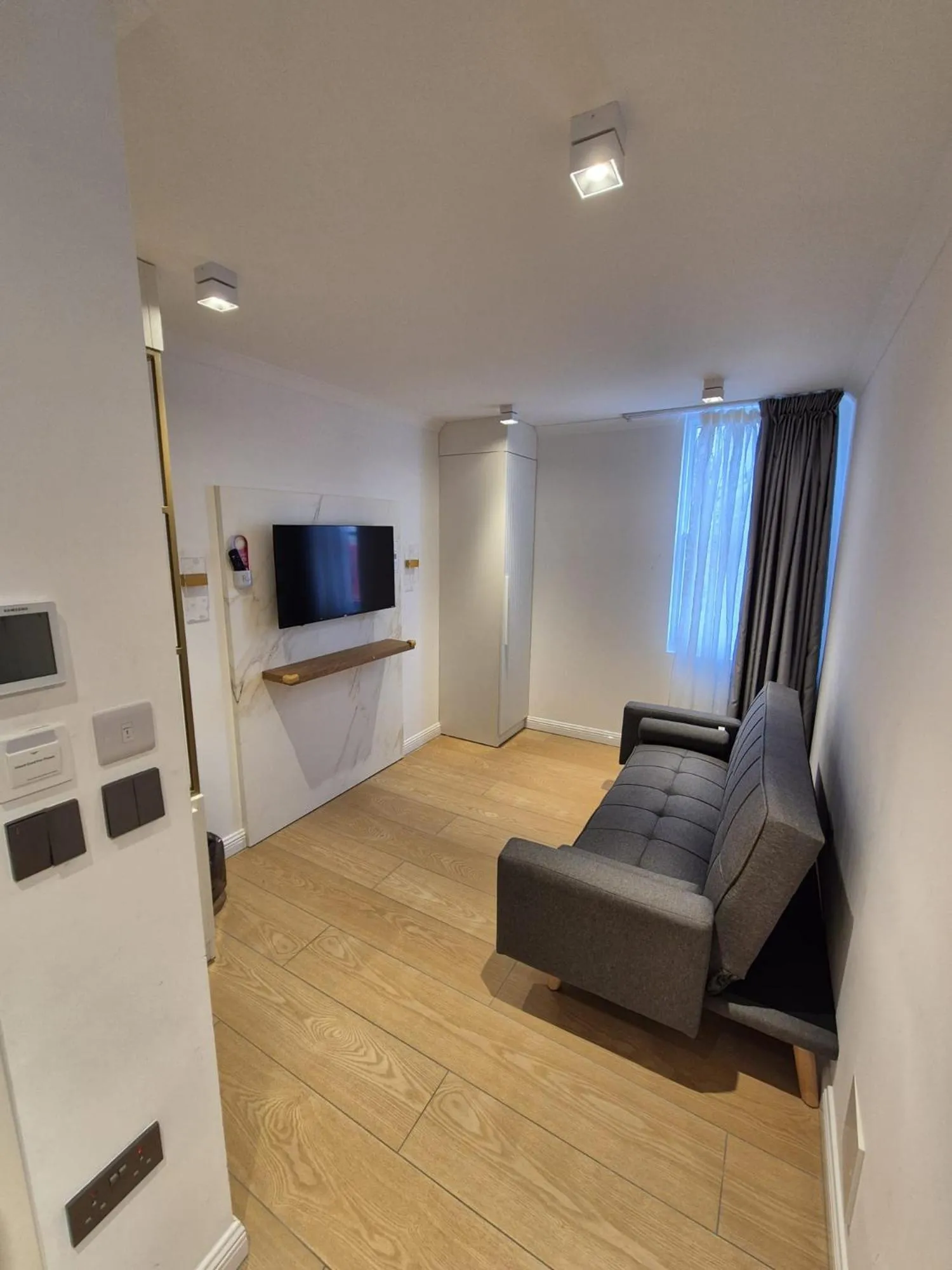 Communal lounge/ TV room, Bed in Rosemay Boutique Hotel Near Heathrow Airport