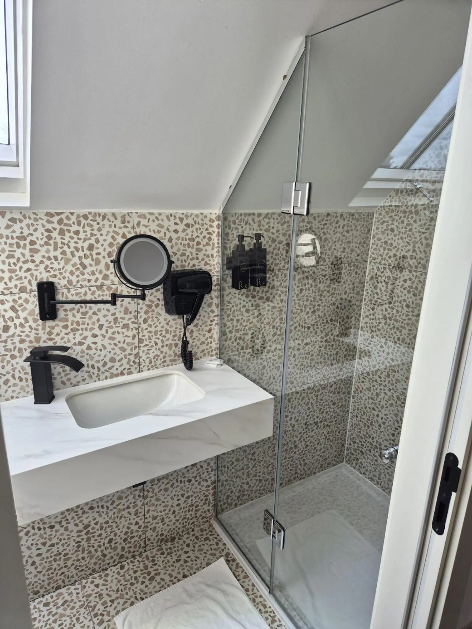Bathroom in Rosemay Hotel near London Heathrow Airport