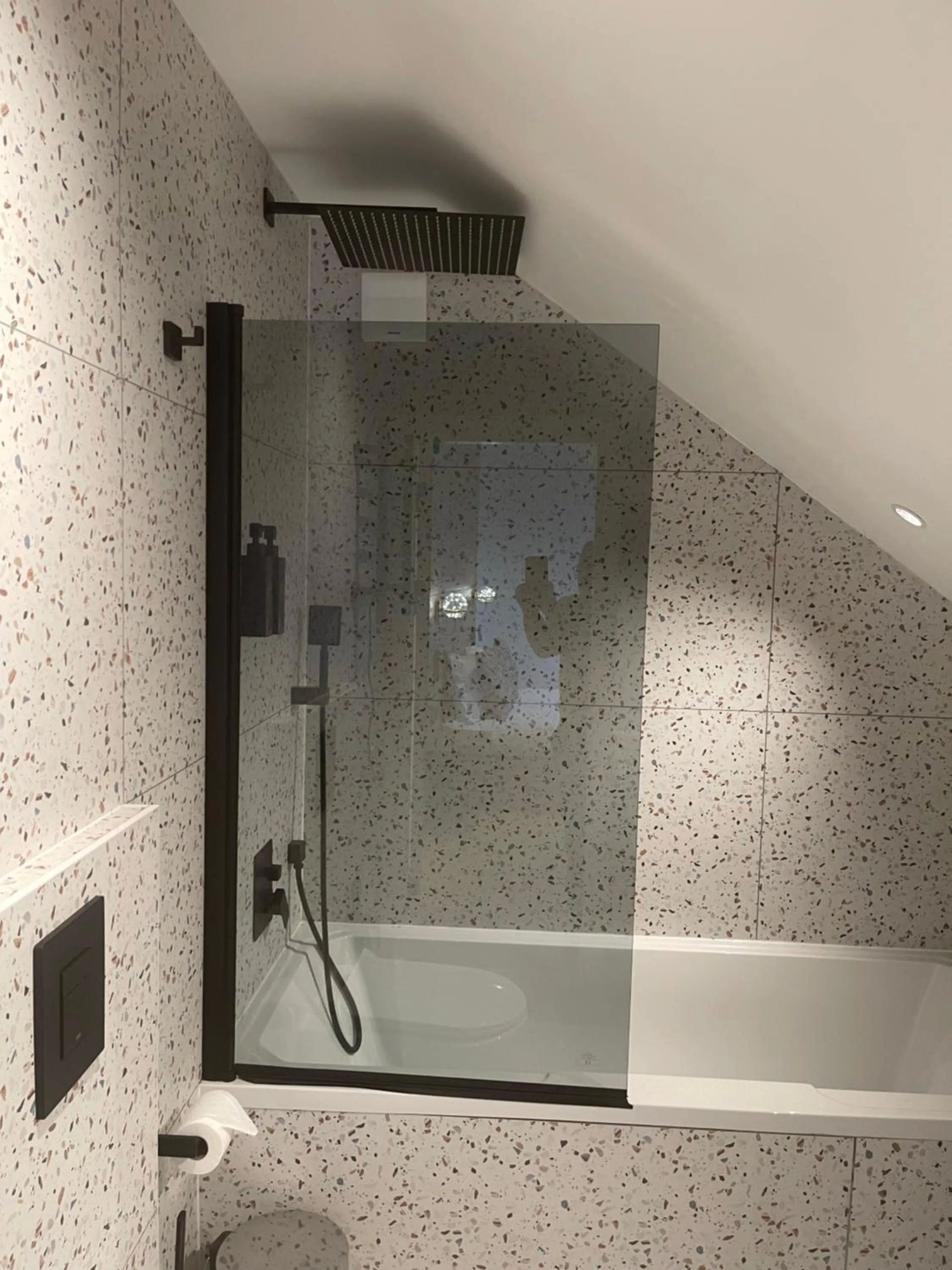 Bathroom in Rosemay Hotel near London Heathrow Airport